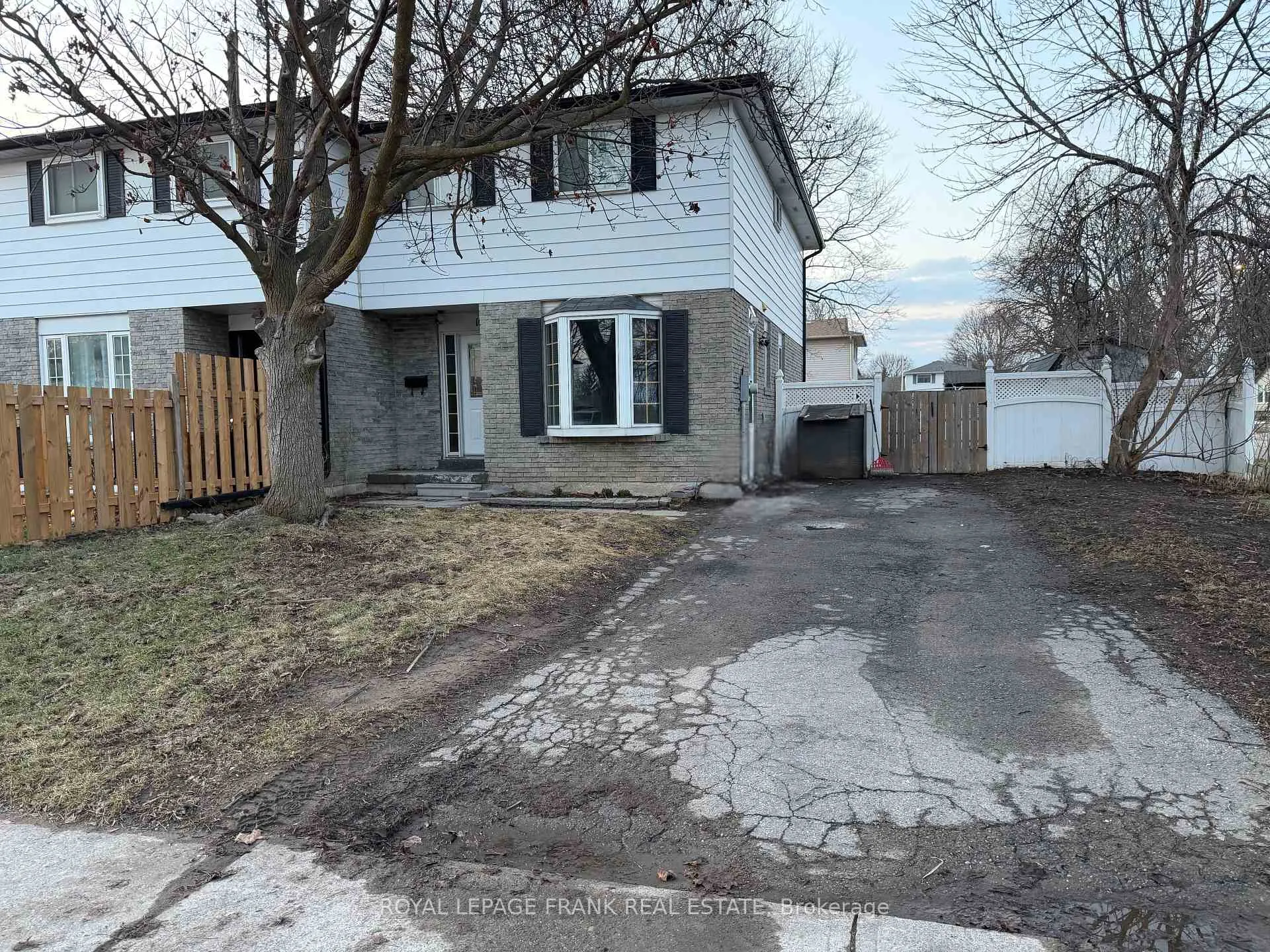 Photo 1 of 16 Loscombe Drive, Clarington, Bowmanville — HOMEH