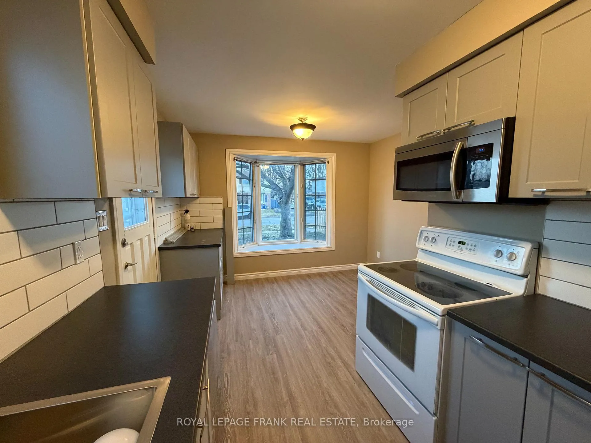 Photo 3 of 16 Loscombe Drive, Clarington, Bowmanville — HOMEH