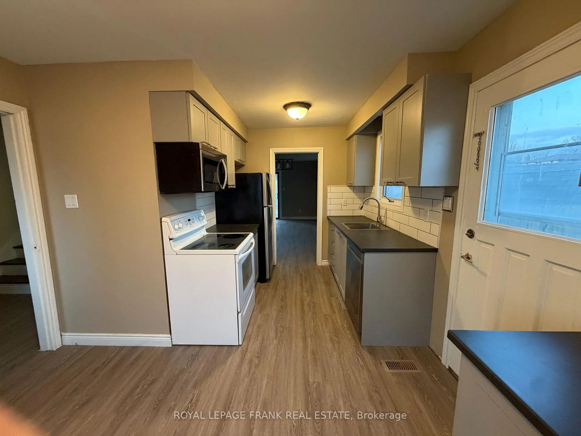 Photo 4 of 16 Loscombe Drive, Clarington, Bowmanville — HOMEH