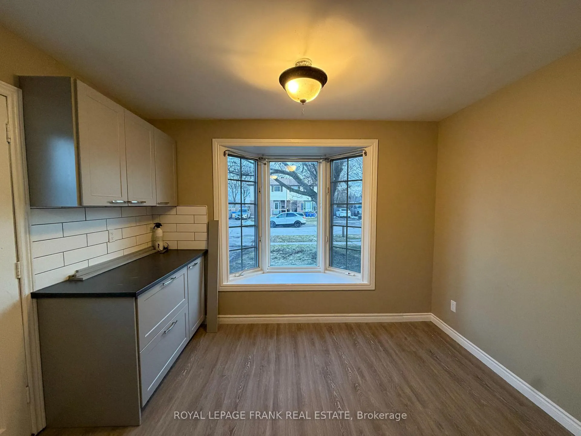 Photo 5 of 16 Loscombe Drive, Clarington, Bowmanville — HOMEH