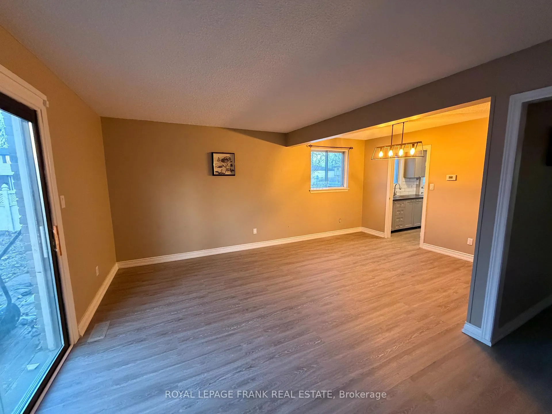 Photo 10 of 16 Loscombe Drive, Clarington, Bowmanville — HOMEH