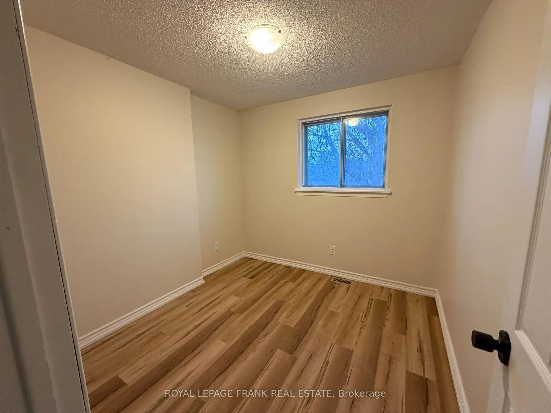 Photo 14 of 16 Loscombe Drive, Clarington, Bowmanville — HOMEH