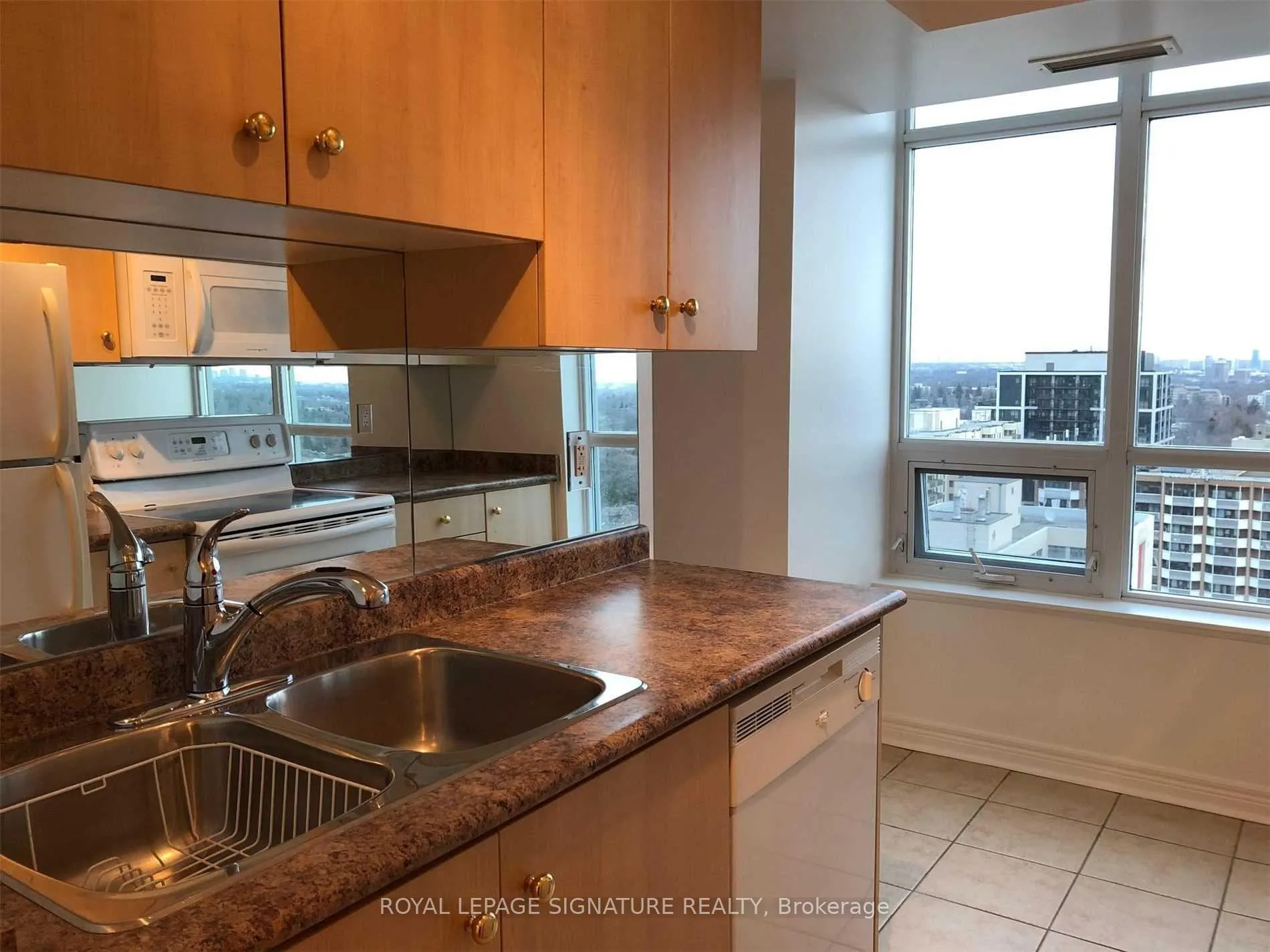 Photo 3 of Unit 1807, 212 Eglinton Avenue E, Toronto, Mount Pleasant West — HOMEH