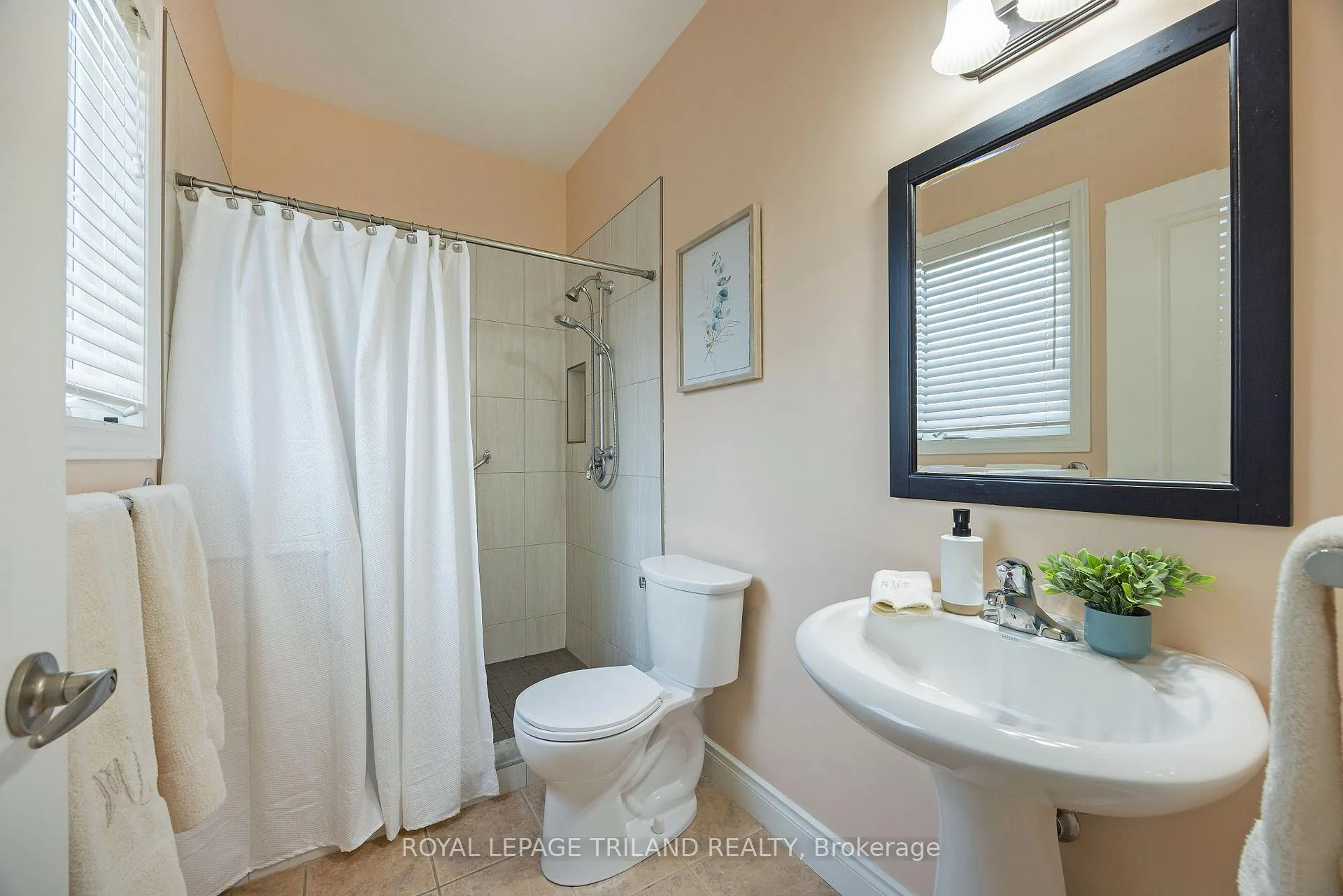 Photo 22 of 39 Augusta Crescent, St. Thomas — HOMEH