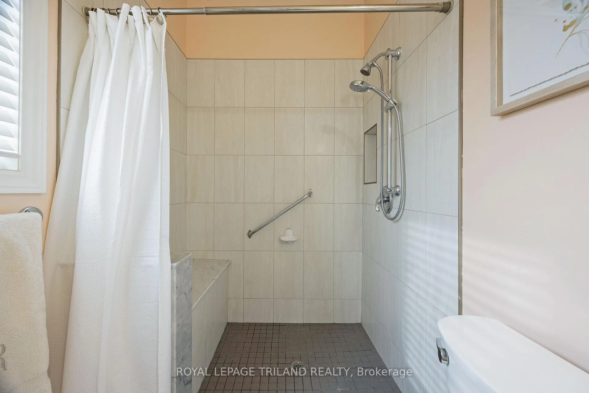 Photo 23 of 39 Augusta Crescent, St. Thomas — HOMEH