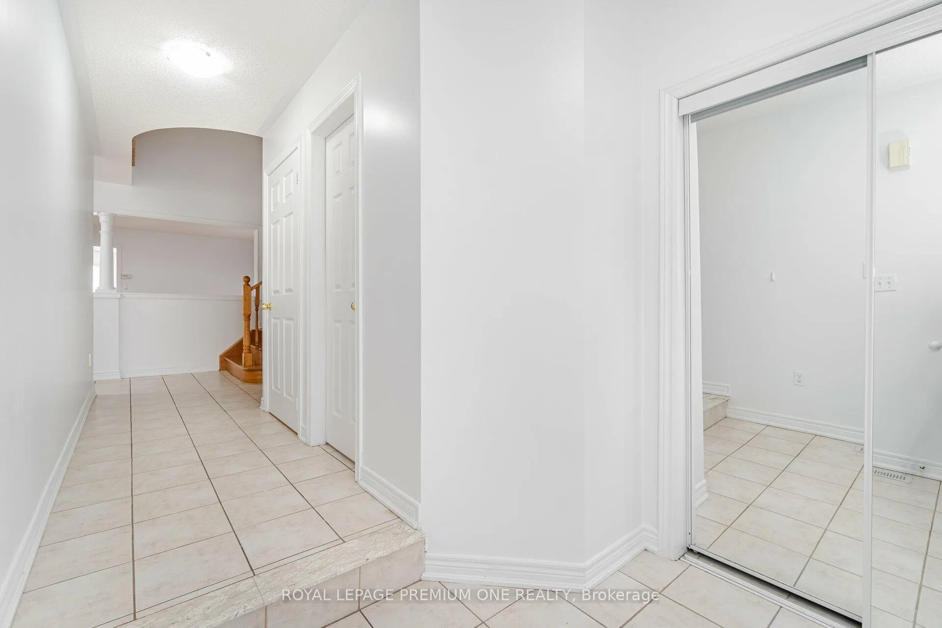 Photo 4 of 48 Devonwood Drive, Markham, Berczy — HOMEH
