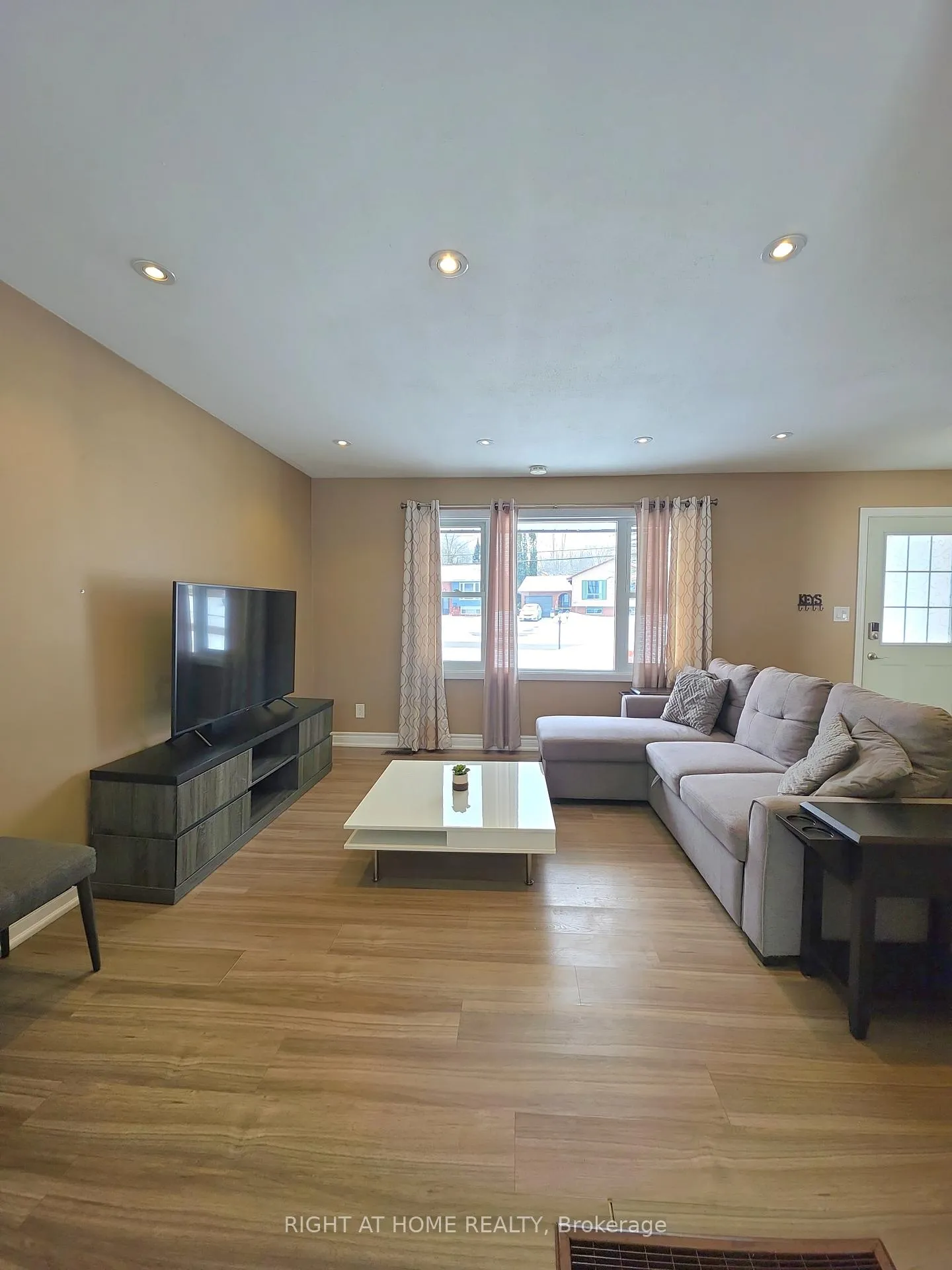 Photo 3 of 438 Forest Avenue S, Orillia — HOMEH