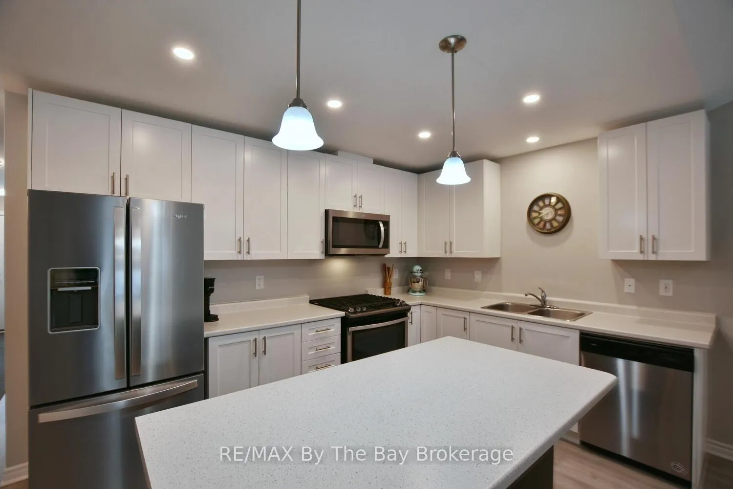 Photo 7 of 30 Ivy Crescent, Wasaga Beach — HOMEH