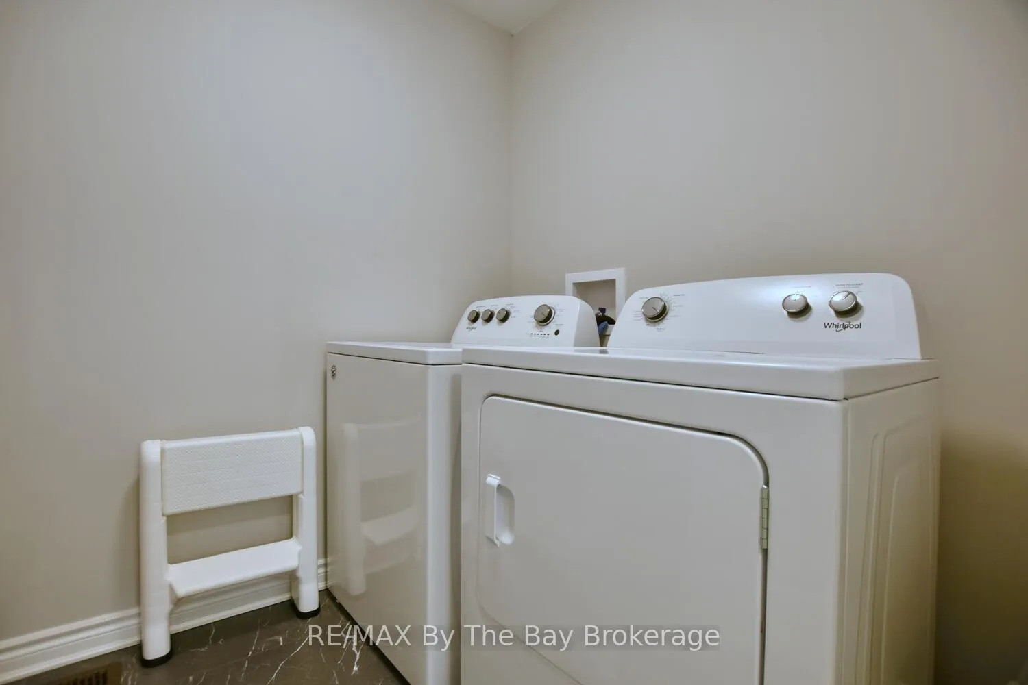 Photo 19 of 30 Ivy Crescent, Wasaga Beach — HOMEH