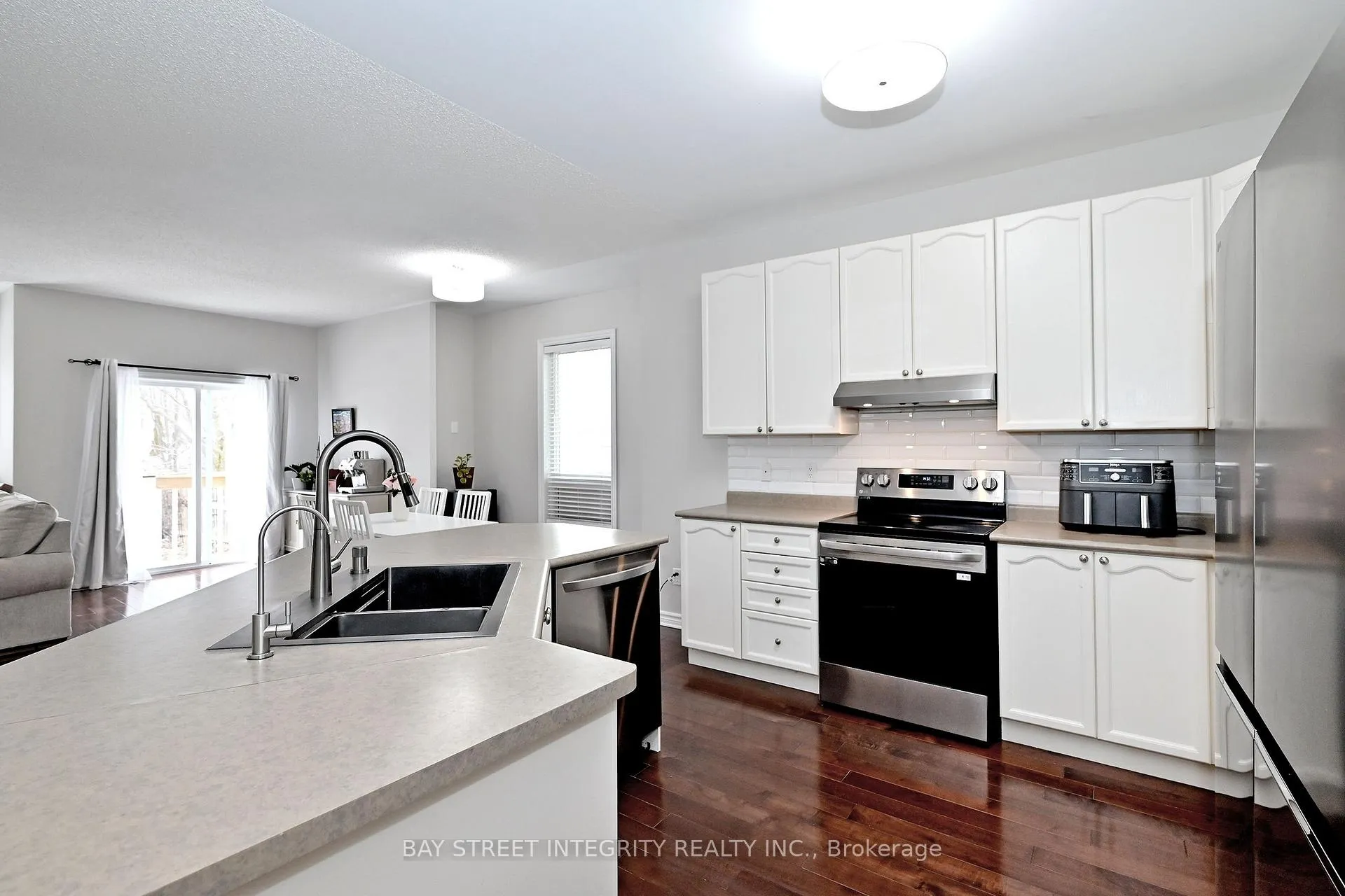 Photo 8 of 60 Darius Harns Drive, Whitby, Brooklin — HOMEH
