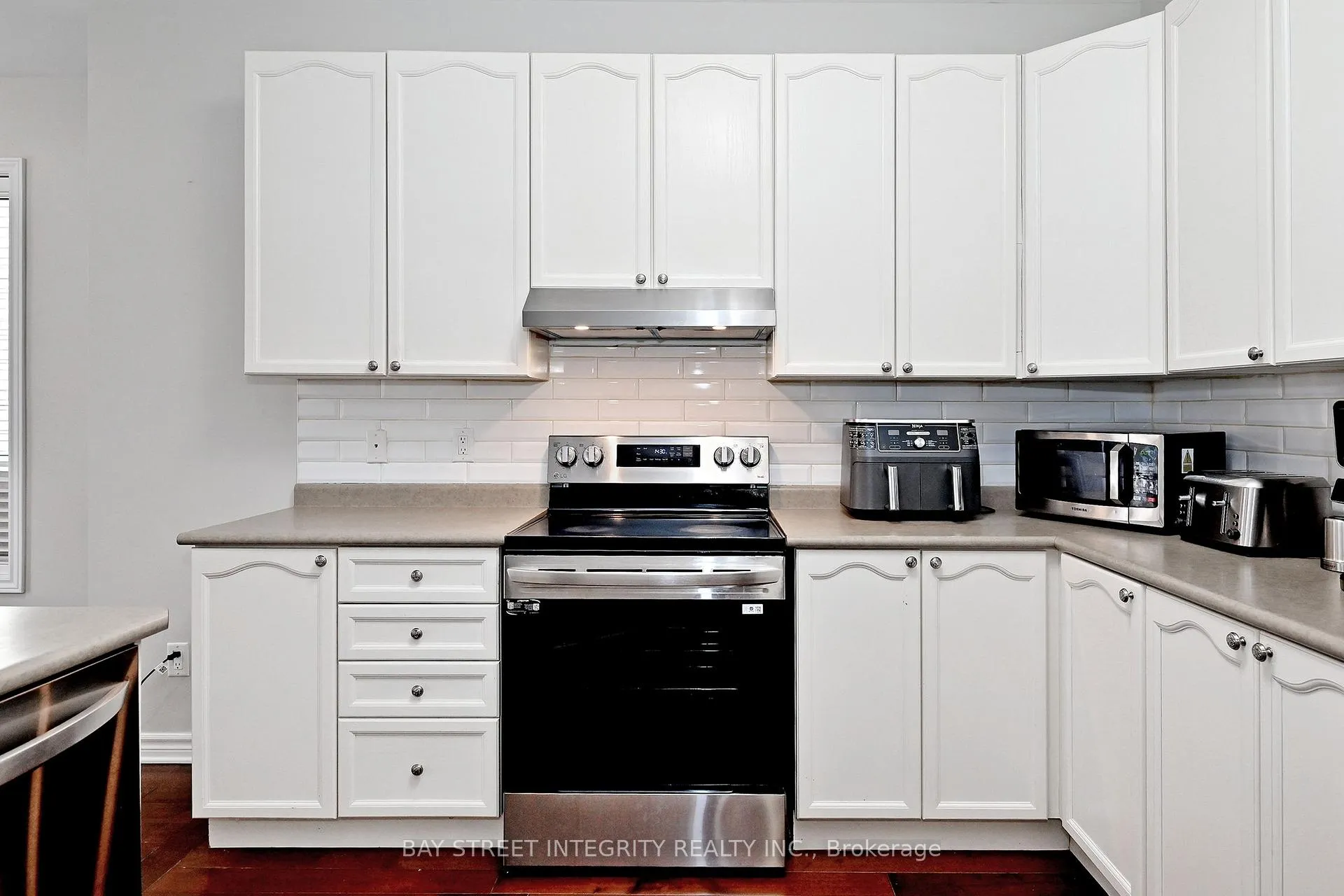Photo 10 of 60 Darius Harns Drive, Whitby, Brooklin — HOMEH
