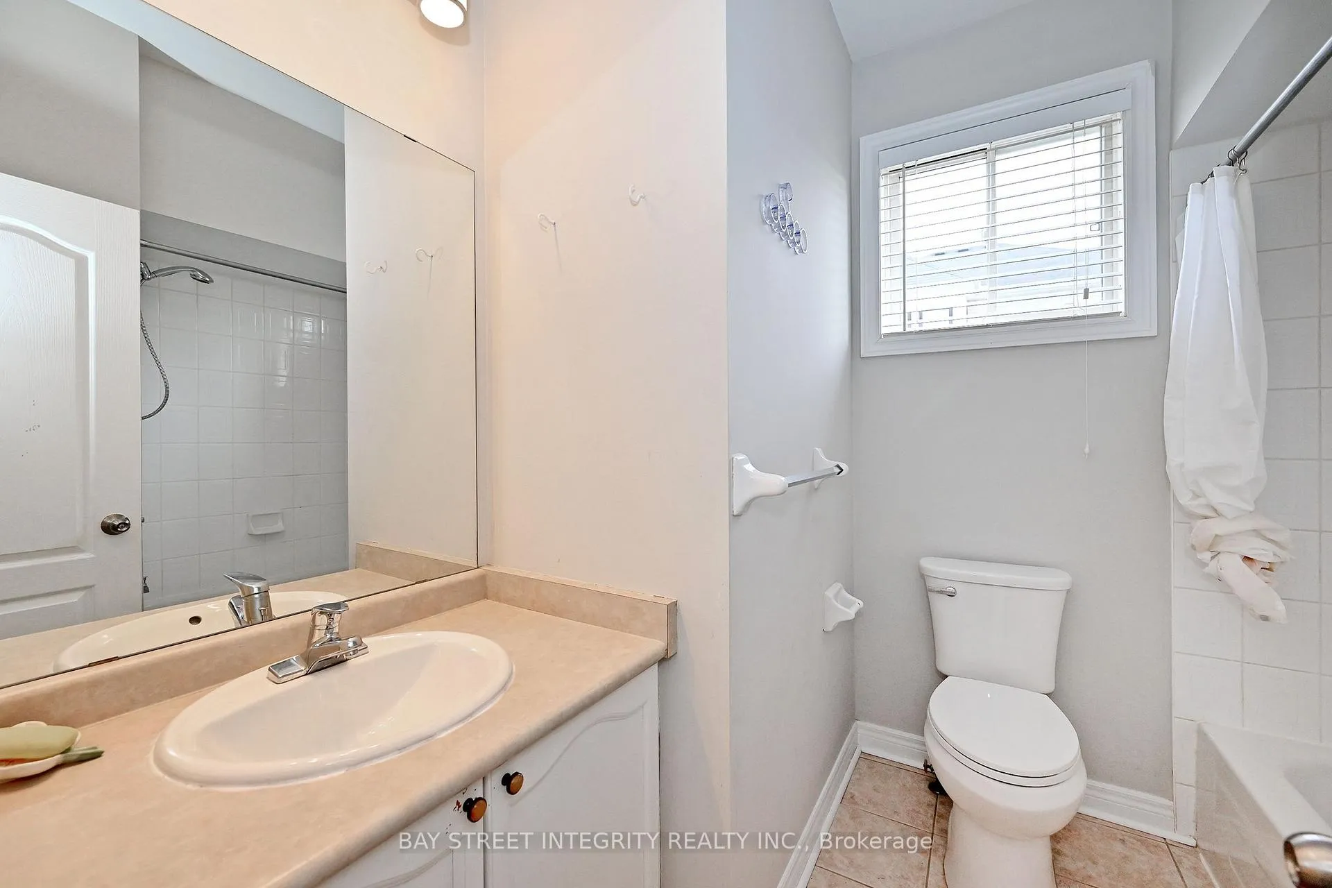 Photo 23 of 60 Darius Harns Drive, Whitby, Brooklin — HOMEH