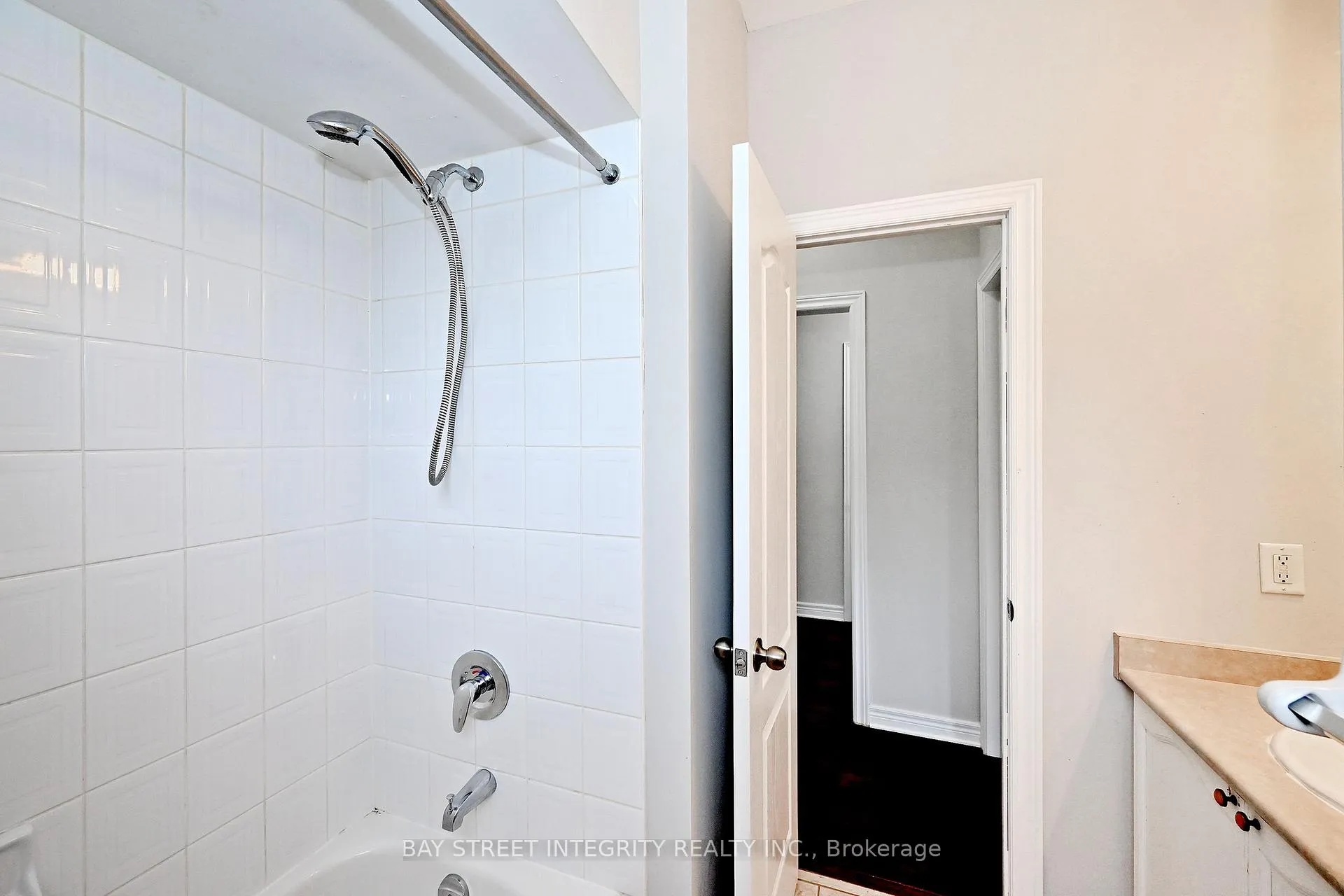 Photo 24 of 60 Darius Harns Drive, Whitby, Brooklin — HOMEH