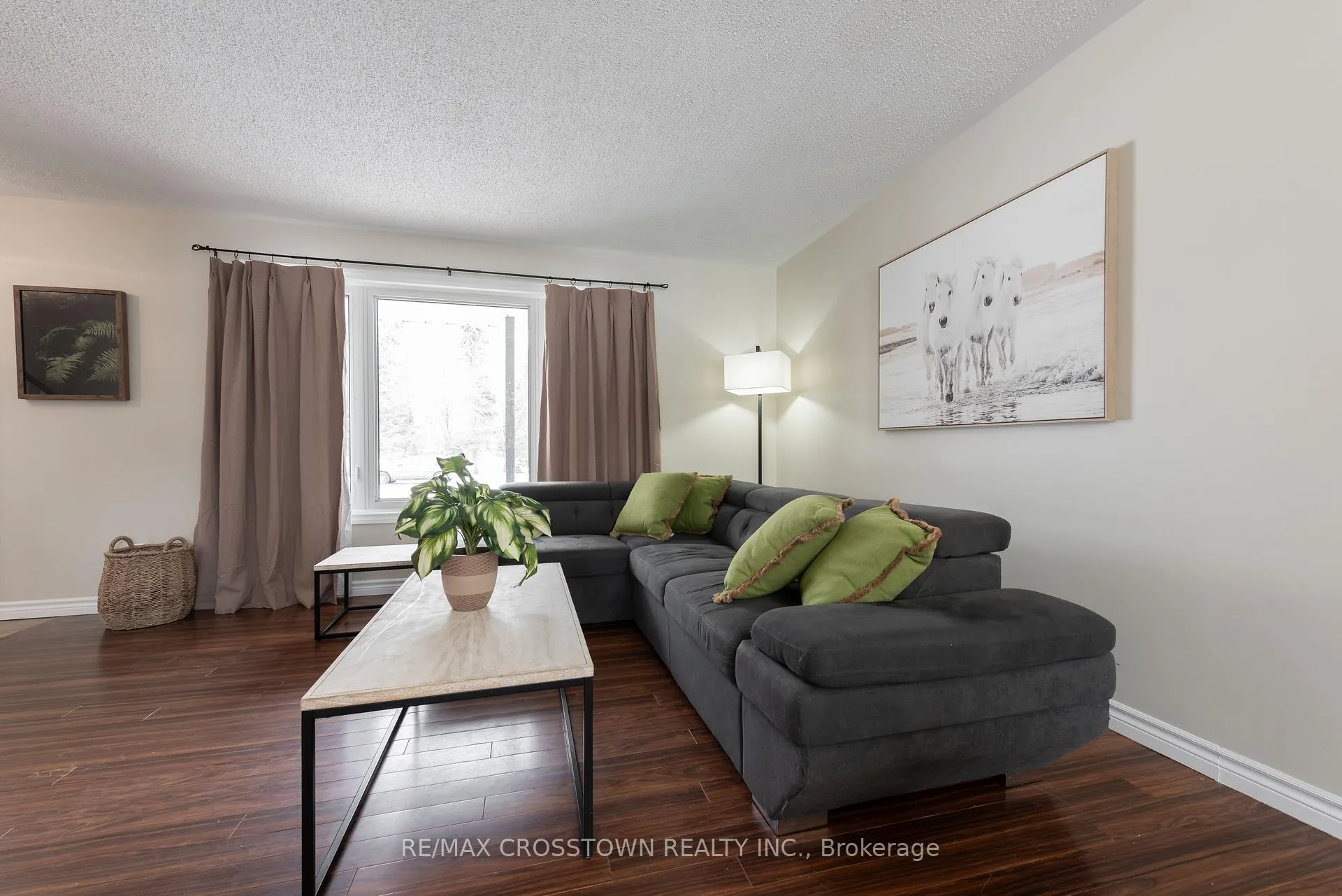 Photo 7 of 54 Foyston Park Circle, Springwater, Minesing — HOMEH