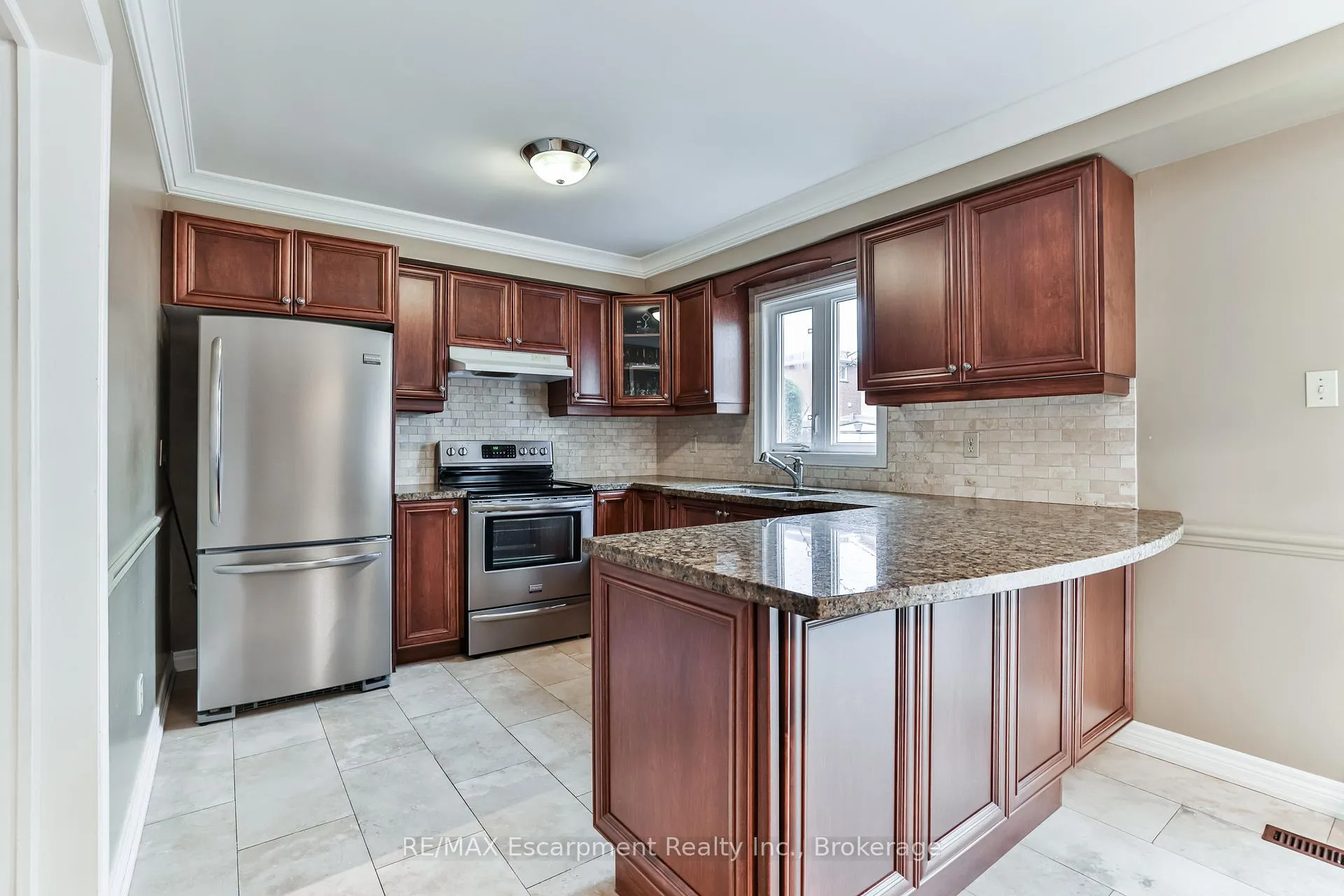 Photo 6 of 90 Waterfall Road, Vaughan, East Woodbridge — HOMEH