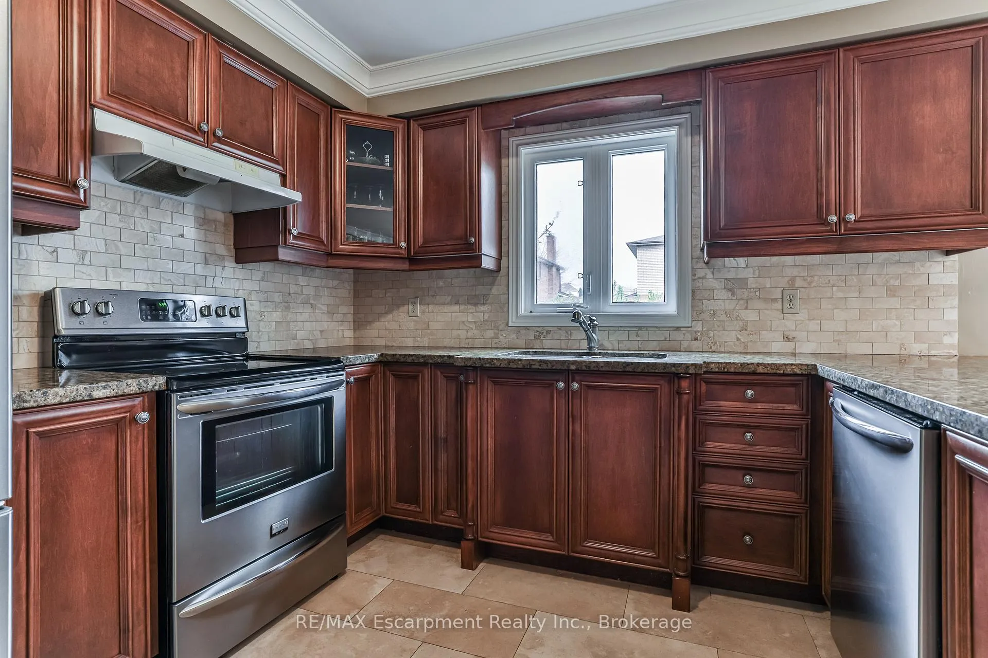 Photo 7 of 90 Waterfall Road, Vaughan, East Woodbridge — HOMEH