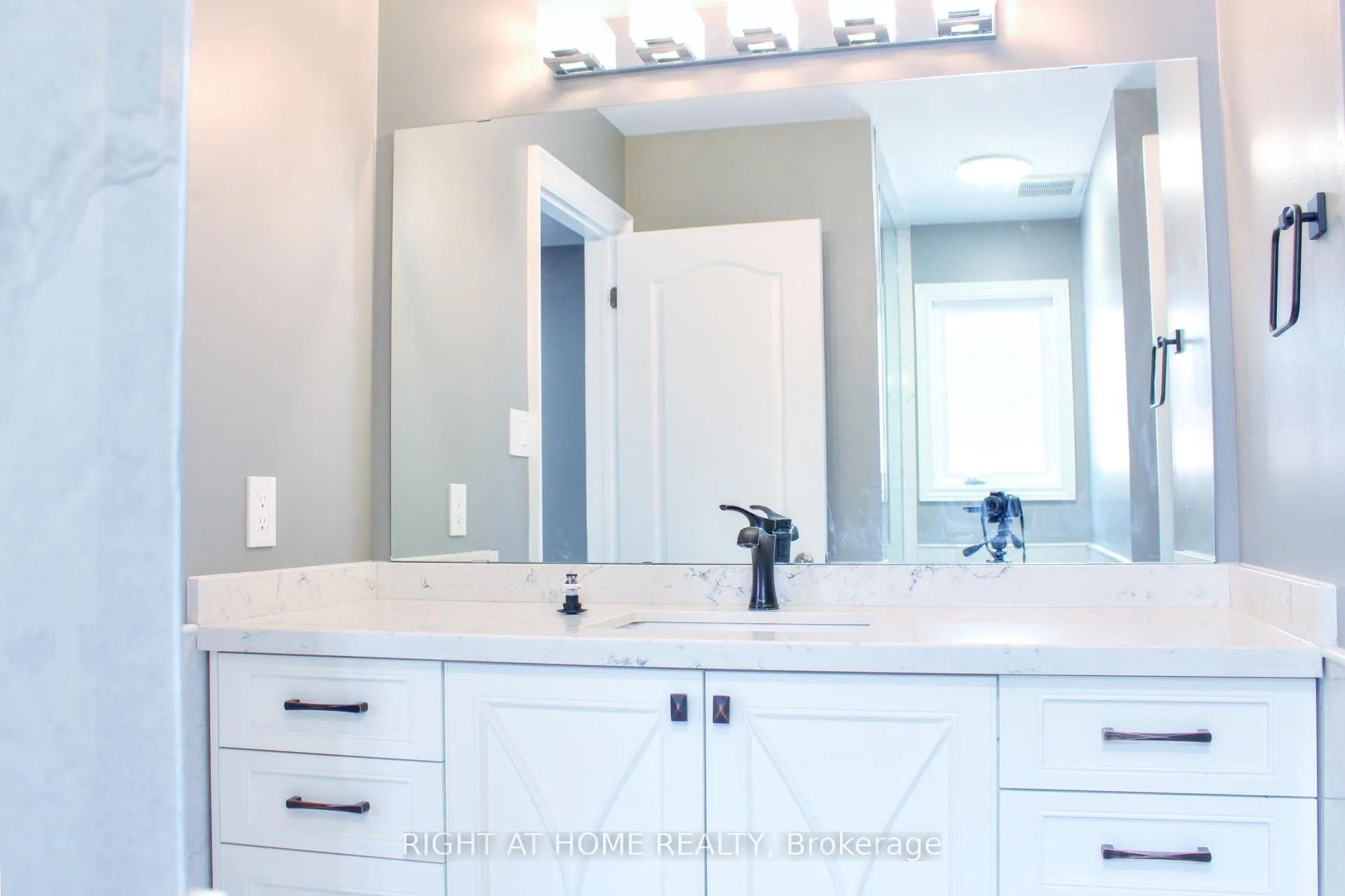 Photo 18 of 38 Bosco Drive, Vaughan, Vellore Village — HOMEH