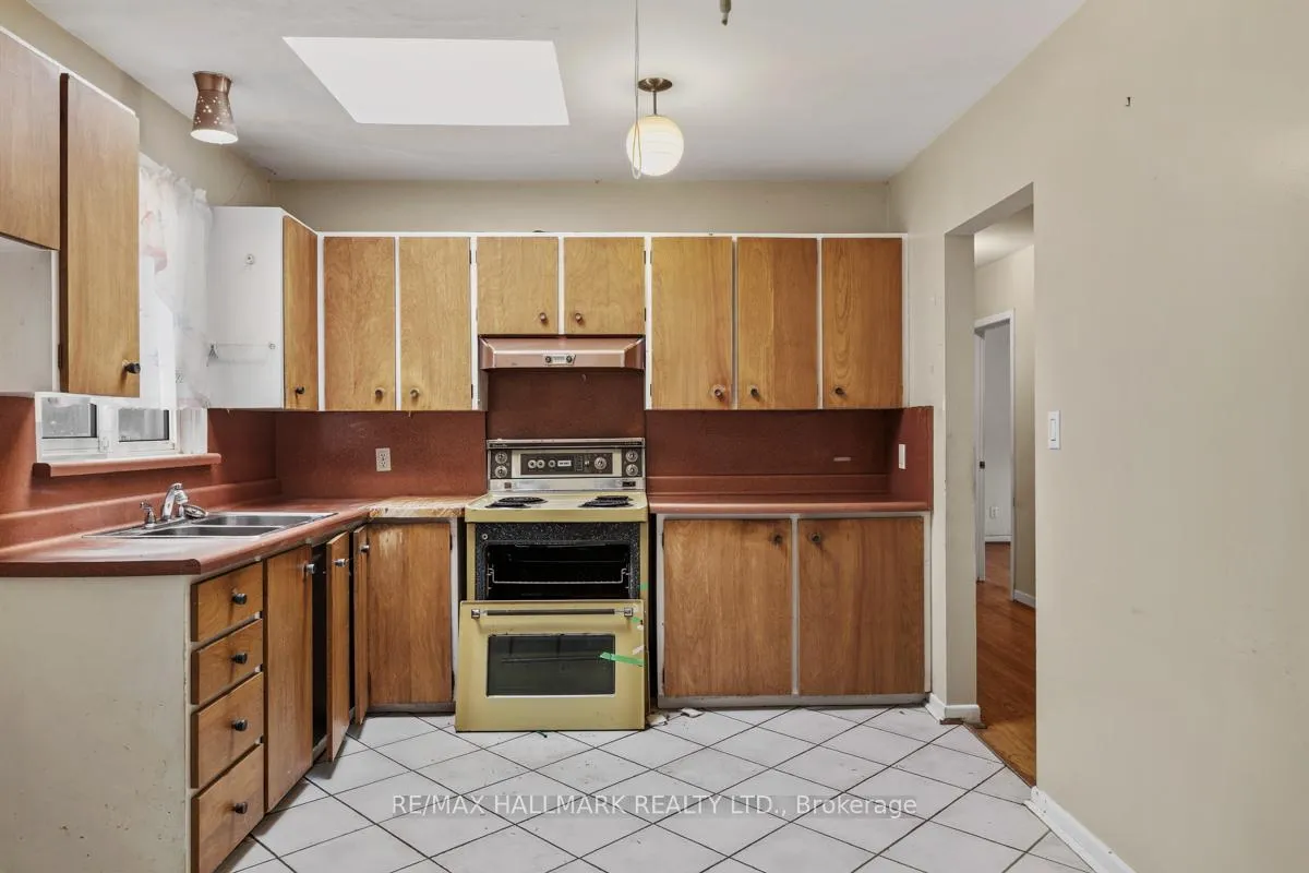Photo 11 of 10 Henderson Avenue, Markham, Grandview — HOMEH