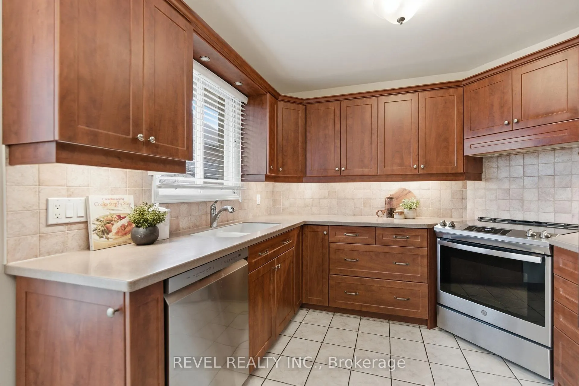 Photo 16 of 3 Elderwood Drive, St. Catharines, Grapeview — HOMEH