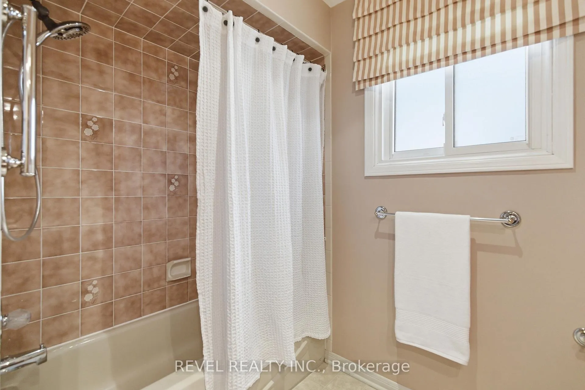 Photo 35 of 3 Elderwood Drive, St. Catharines, Grapeview — HOMEH