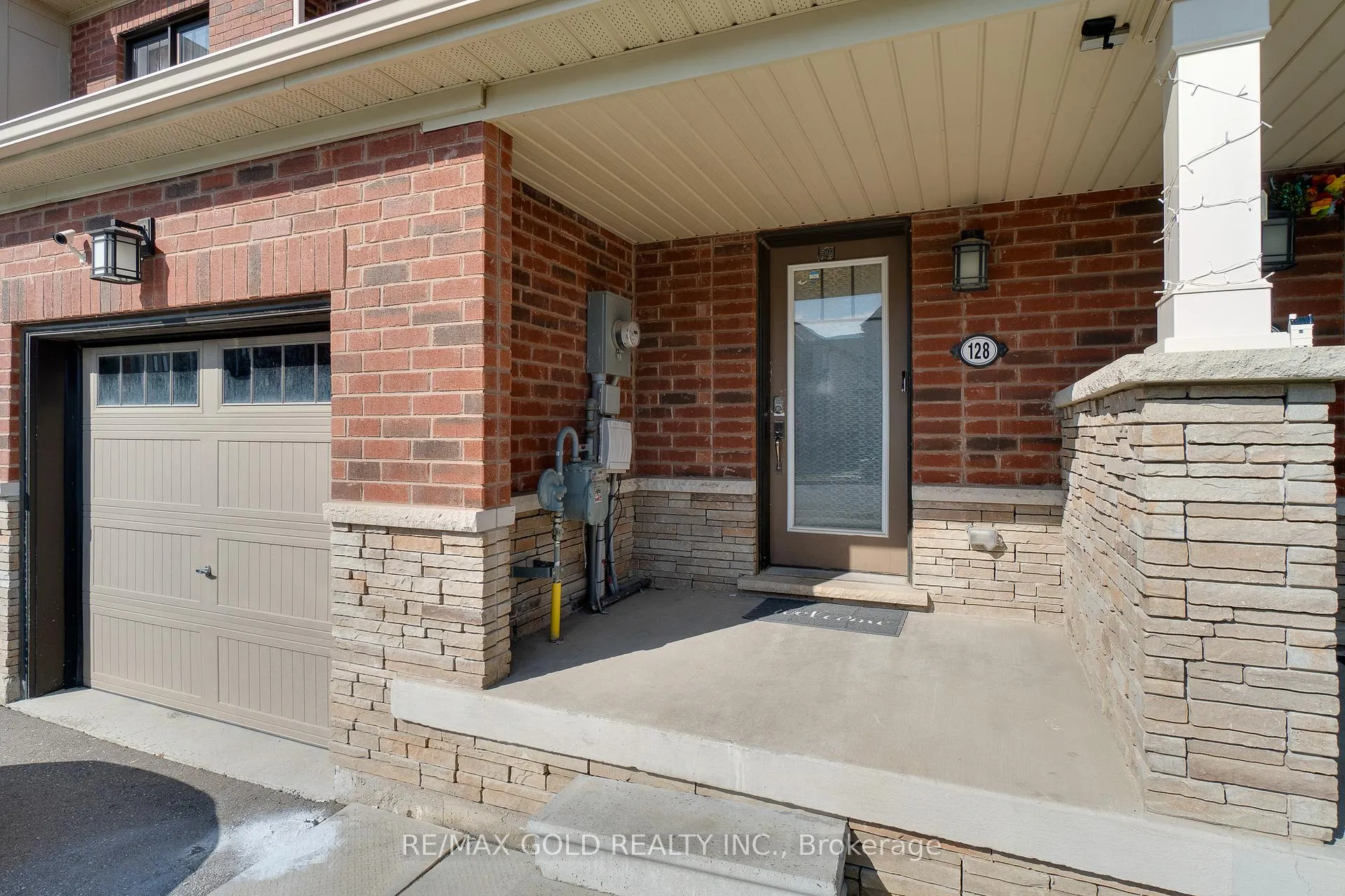 Photo 4 of 128 Pagebrook Crescent, Hamilton, Stoney Creek Mountain — HOMEH