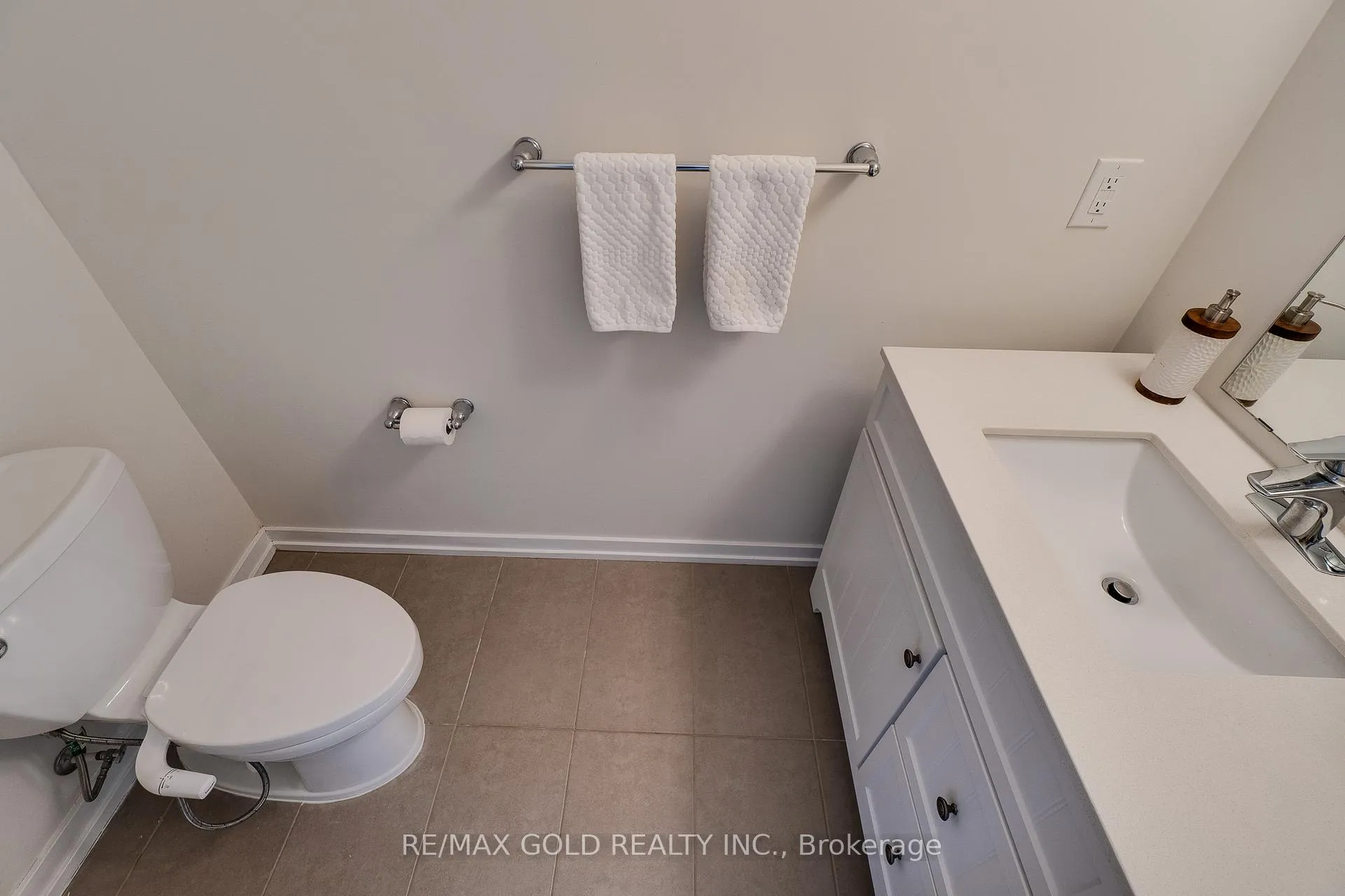 Photo 8 of 128 Pagebrook Crescent, Hamilton, Stoney Creek Mountain — HOMEH