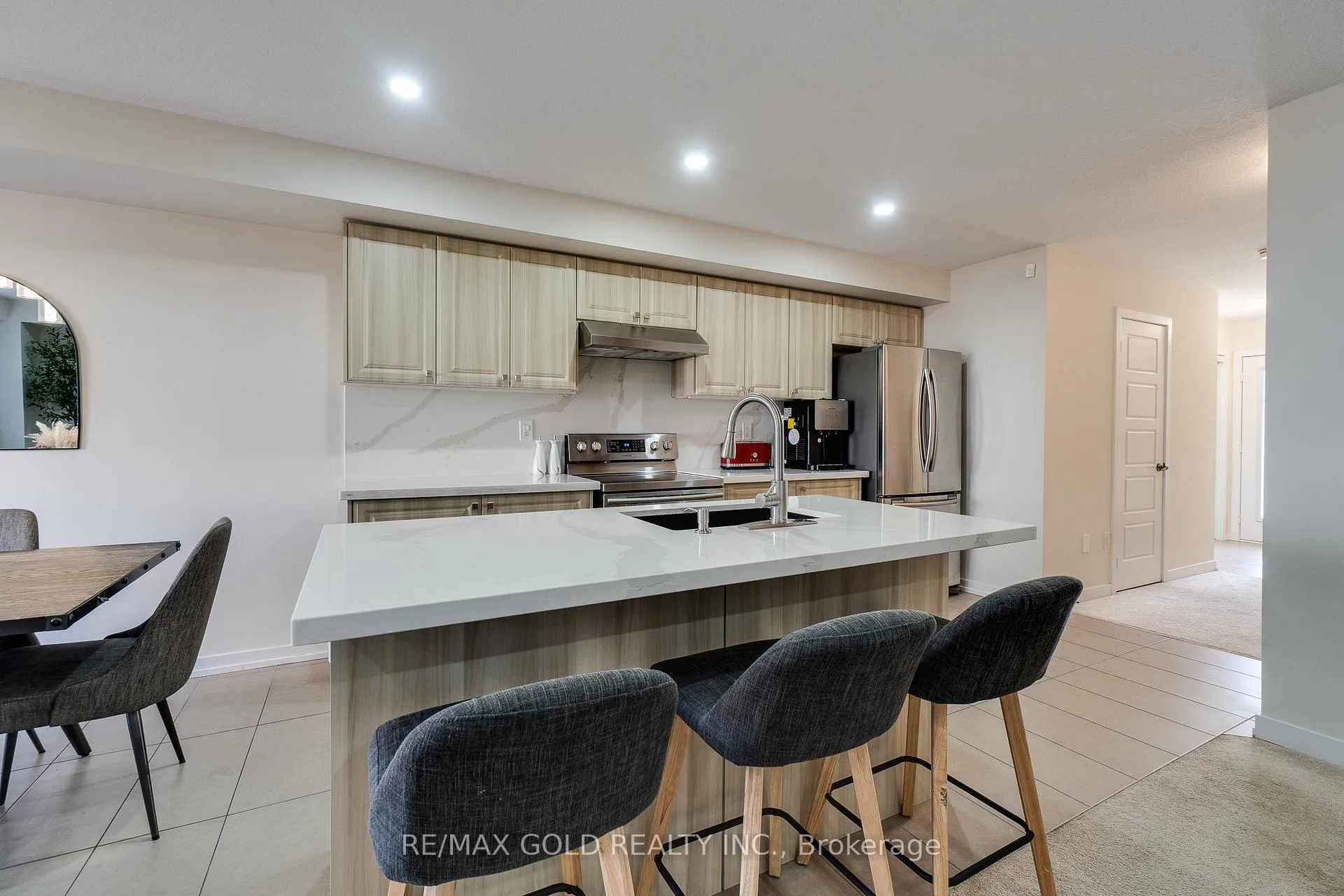 Photo 13 of 128 Pagebrook Crescent, Hamilton, Stoney Creek Mountain — HOMEH