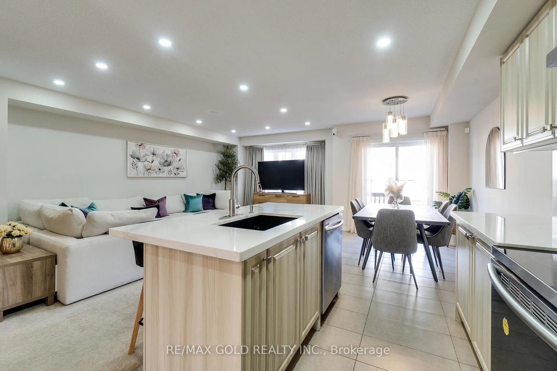 Photo 18 of 128 Pagebrook Crescent, Hamilton, Stoney Creek Mountain — HOMEH