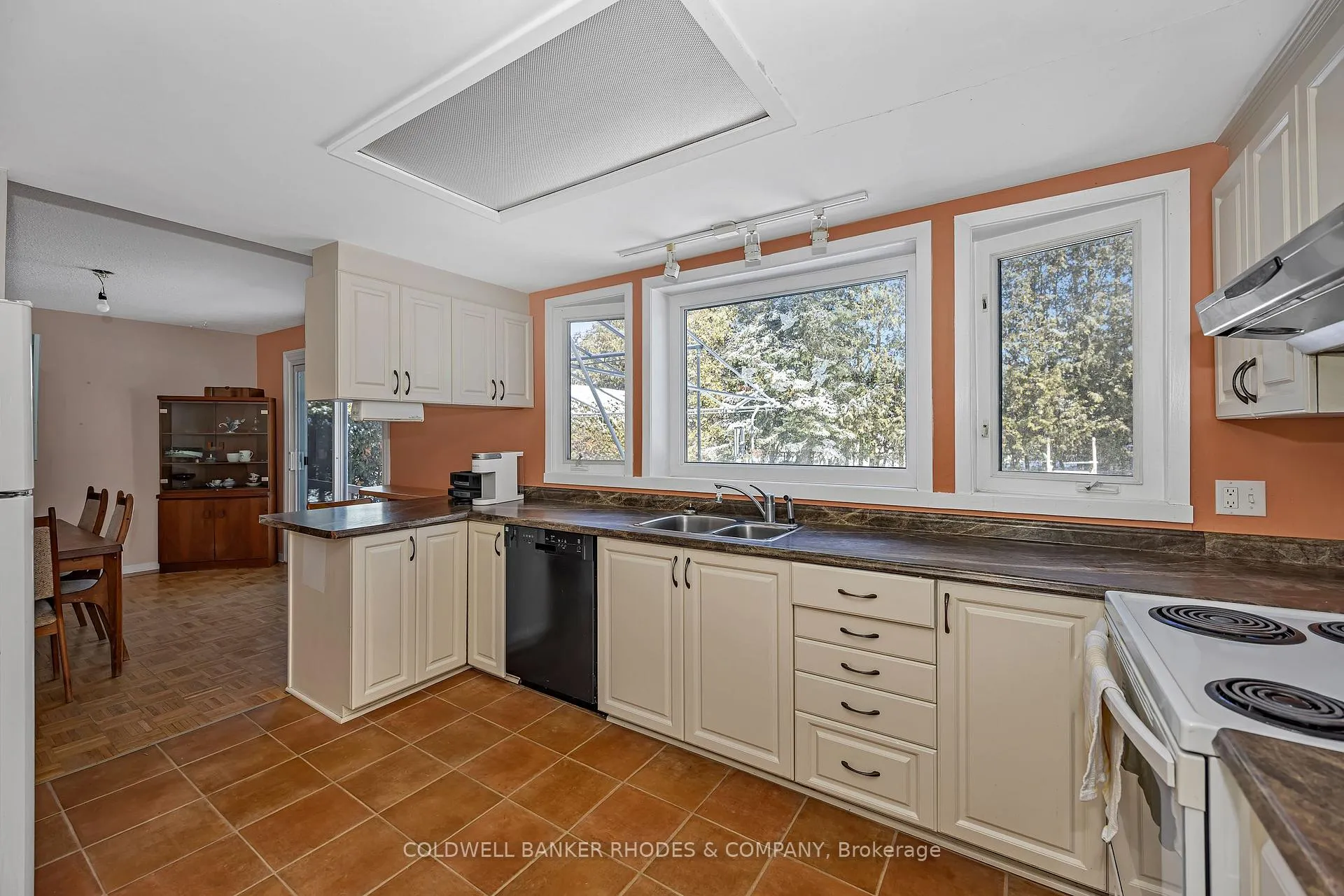 Photo 8 of 22 Dayton Crescent, Ottawa, Leslie Park — HOMEH
