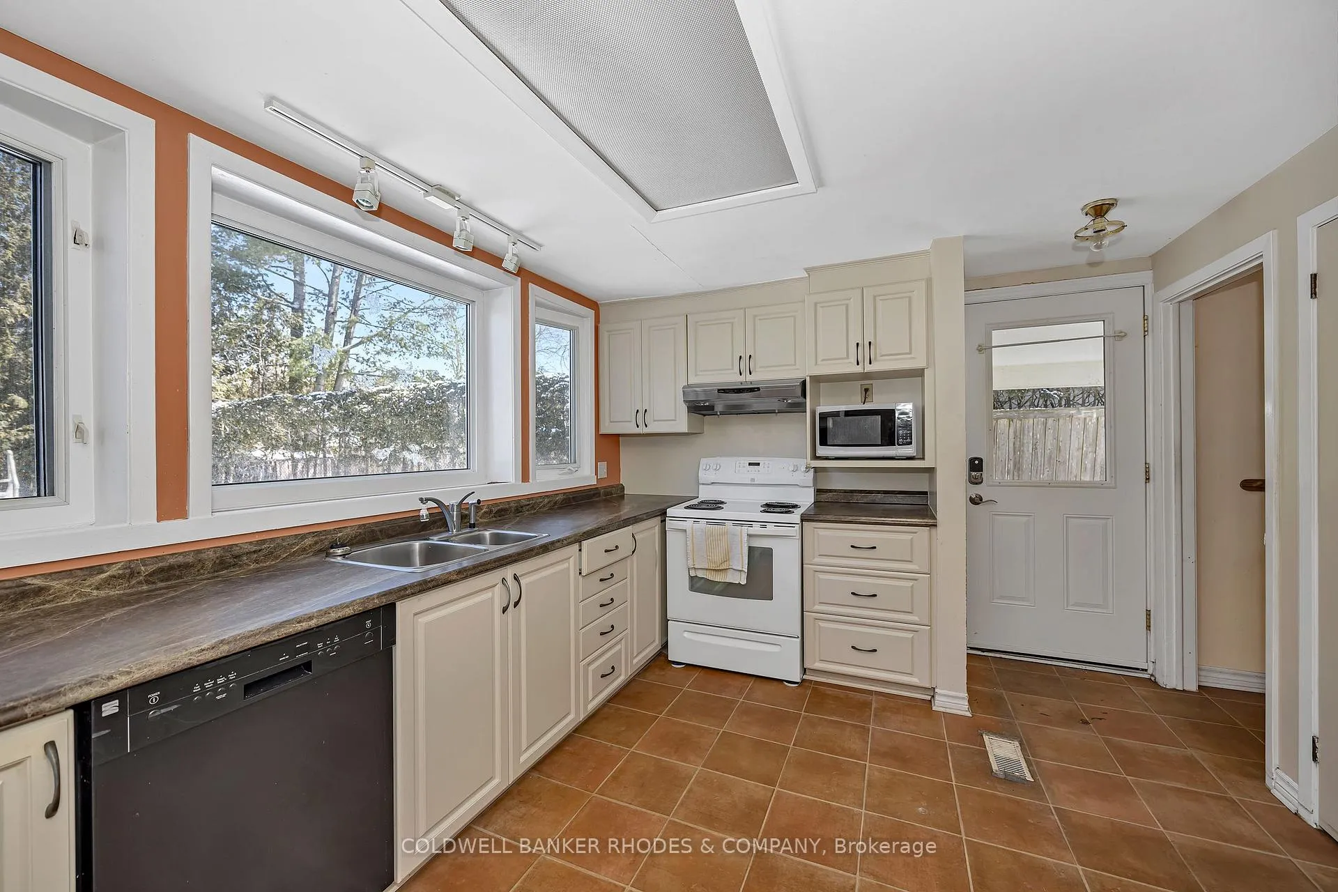 Photo 9 of 22 Dayton Crescent, Ottawa, Leslie Park — HOMEH