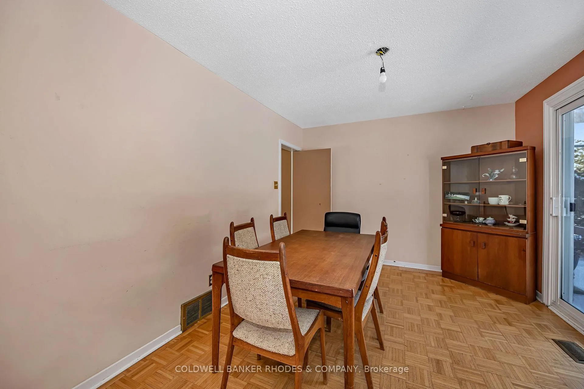 Photo 12 of 22 Dayton Crescent, Ottawa, Leslie Park — HOMEH