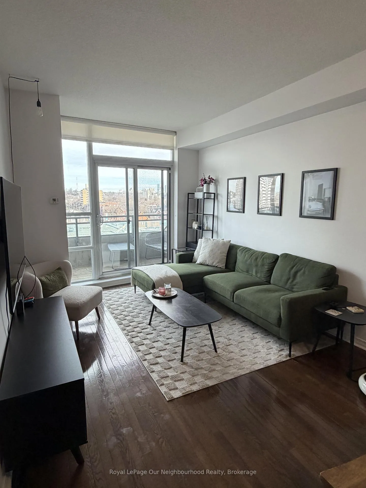 Front of Unit 806, 736 Spadina Avenue