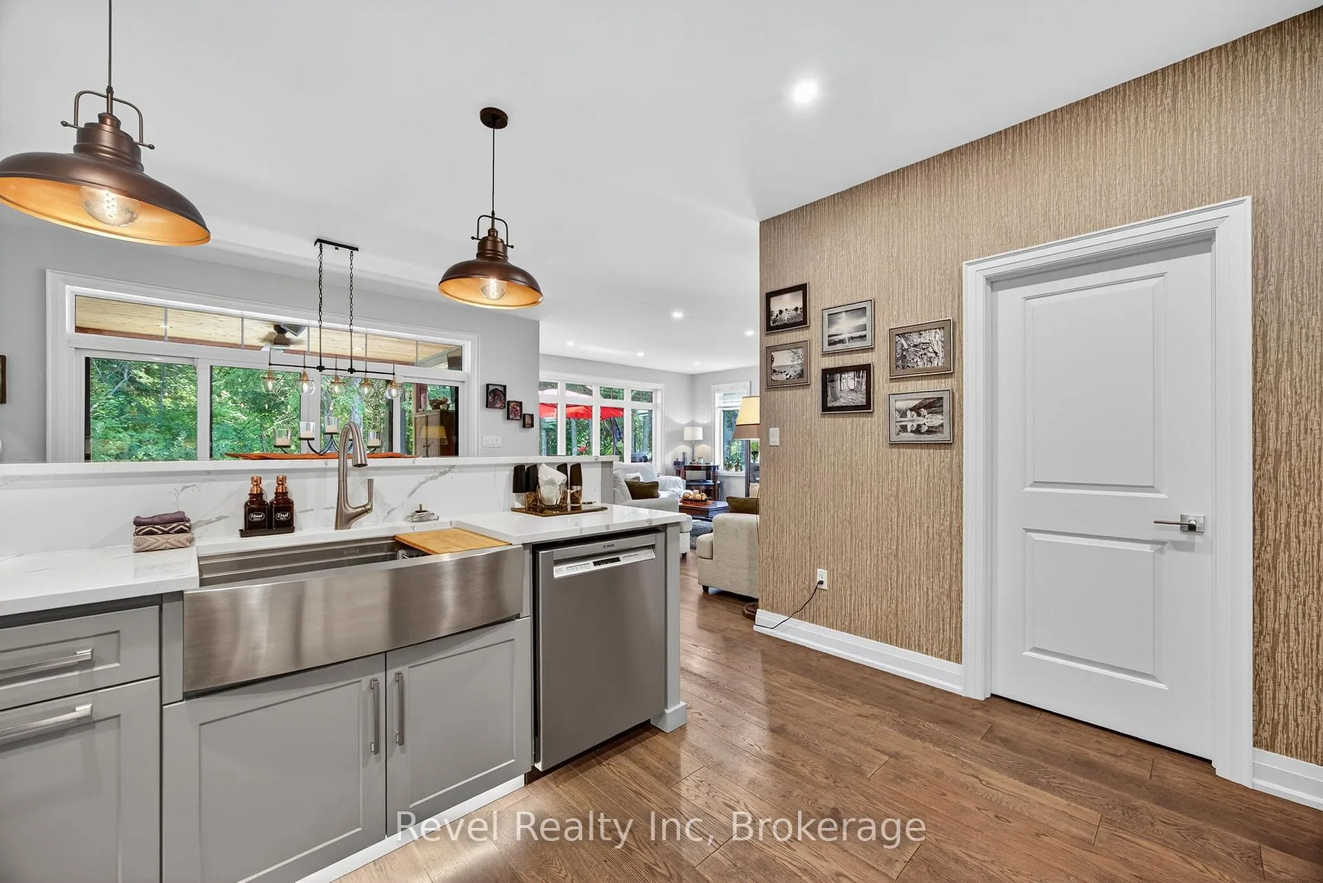Photo 12 of 517 Silverbirch Drive, Tiny, Rural Tiny — HOMEH