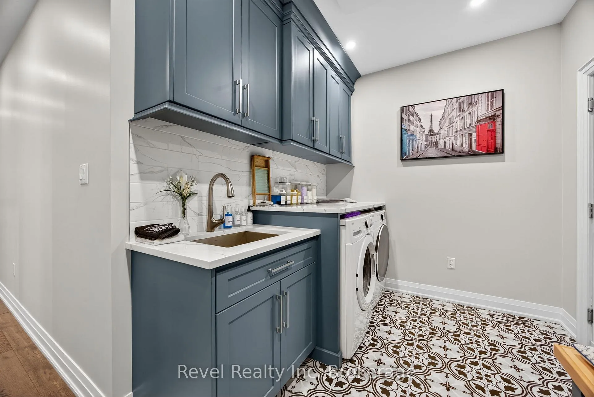 Photo 16 of 517 Silverbirch Drive, Tiny, Rural Tiny — HOMEH