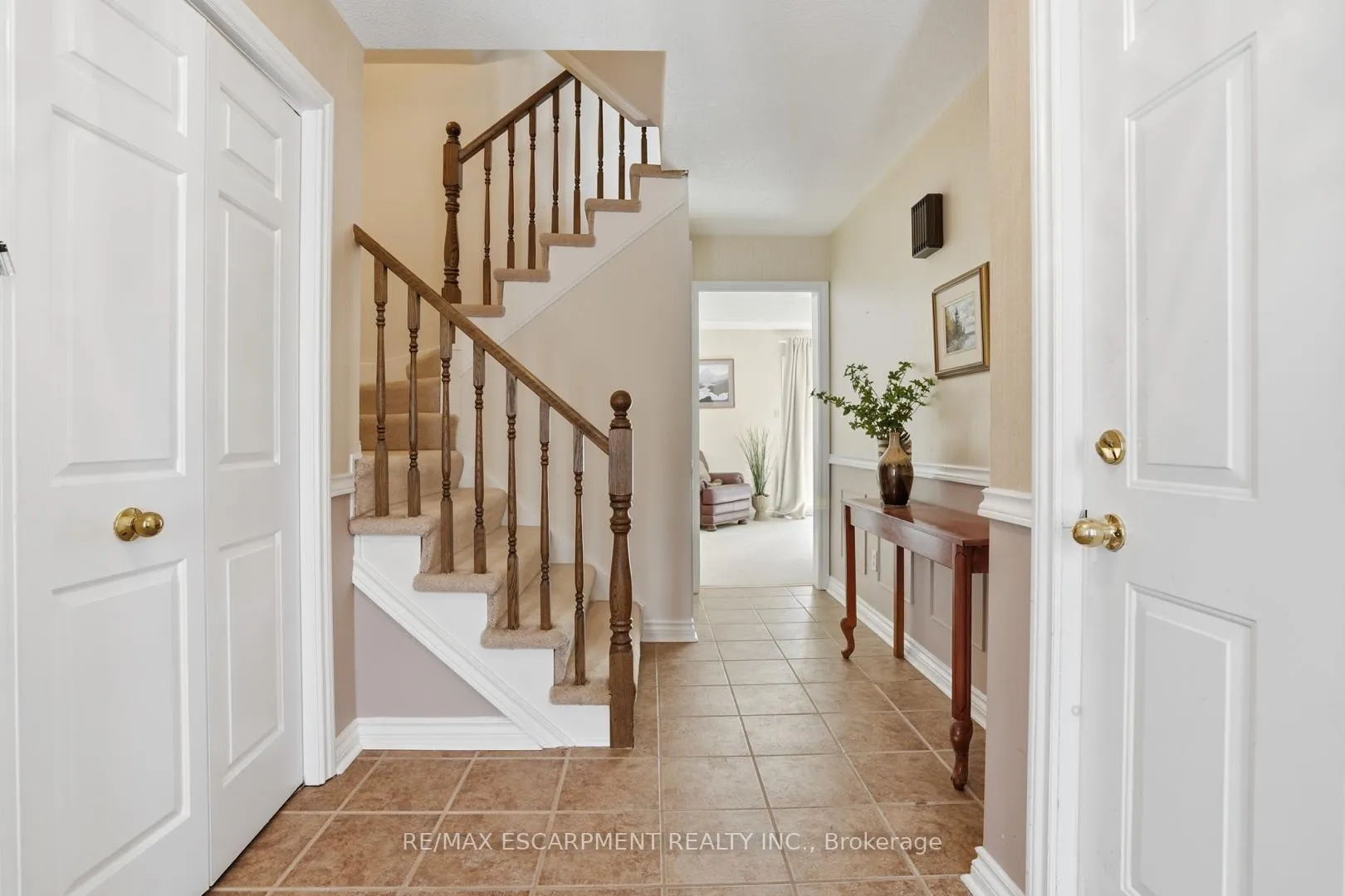 Photo 4 of Unit 24, 30 Osler Drive, Hamilton, Dundas — HOMEH