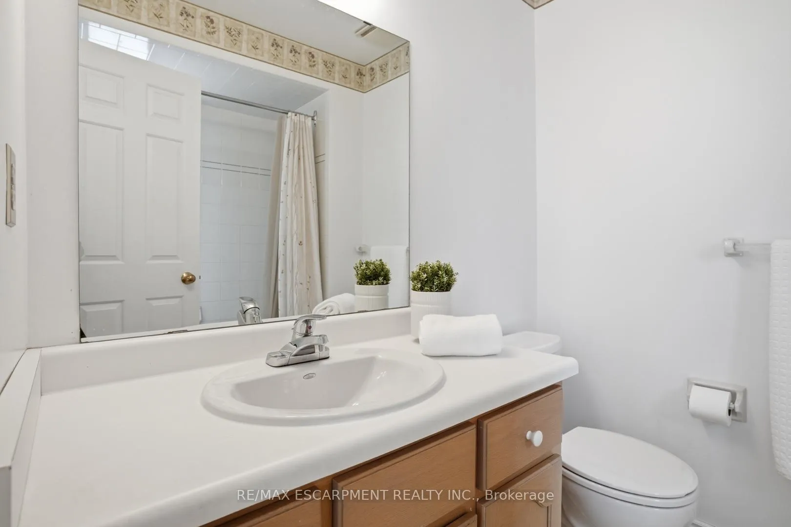 Photo 24 of Unit 24, 30 Osler Drive, Hamilton, Dundas — HOMEH