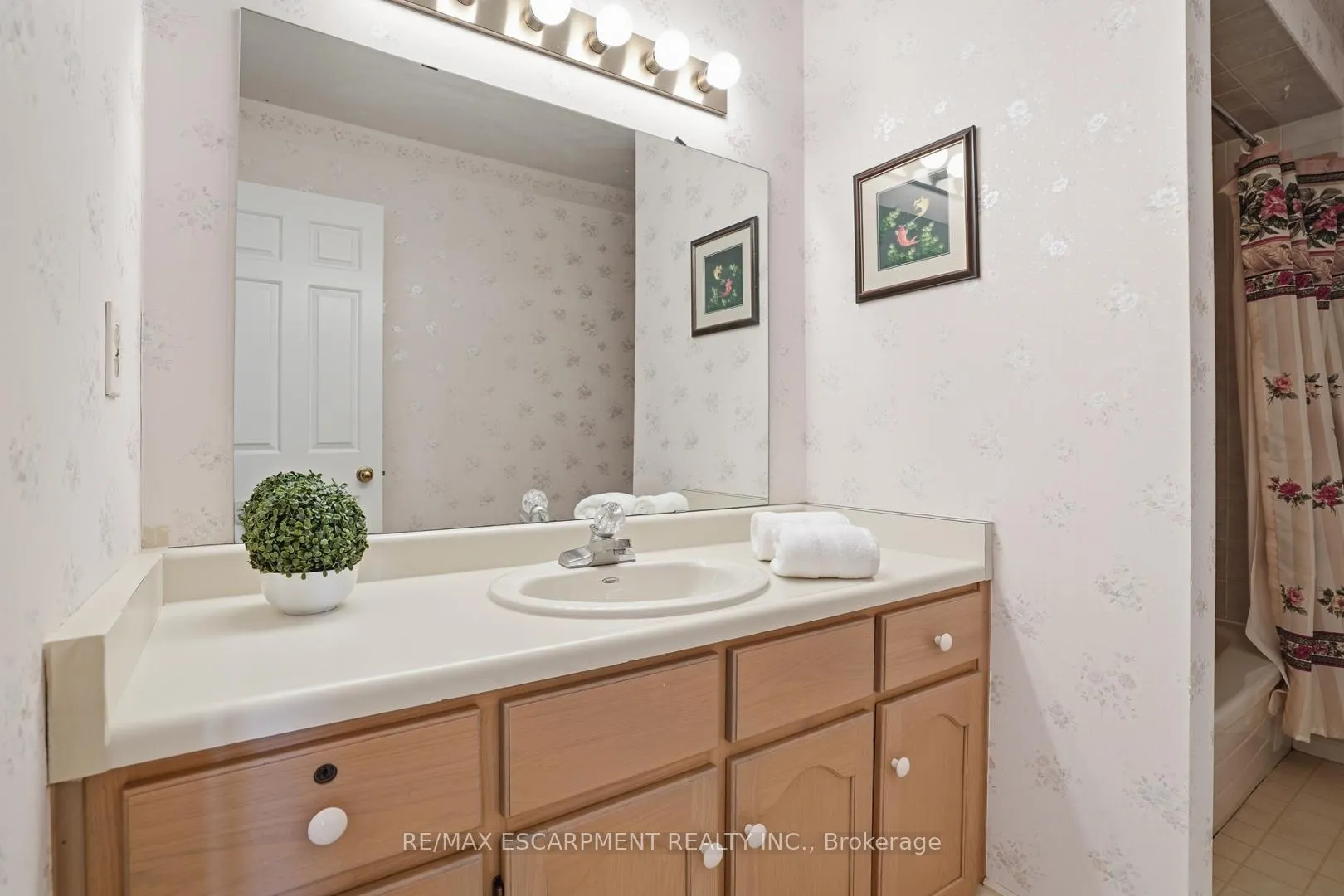 Photo 28 of Unit 24, 30 Osler Drive, Hamilton, Dundas — HOMEH