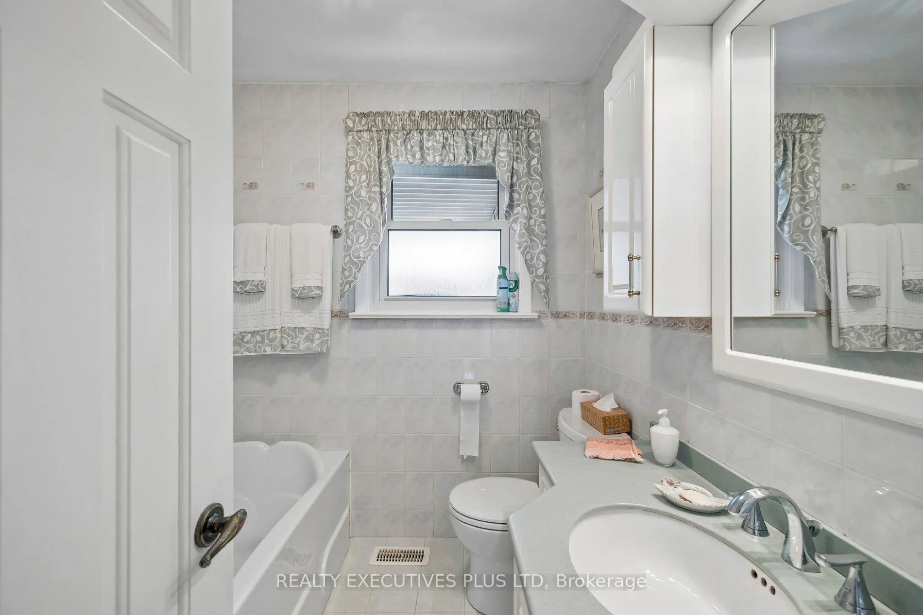 Photo 23 of 42 Bankfield Drive, Etobicoke, Thistletown-Beaumonde Heights — HOMEH