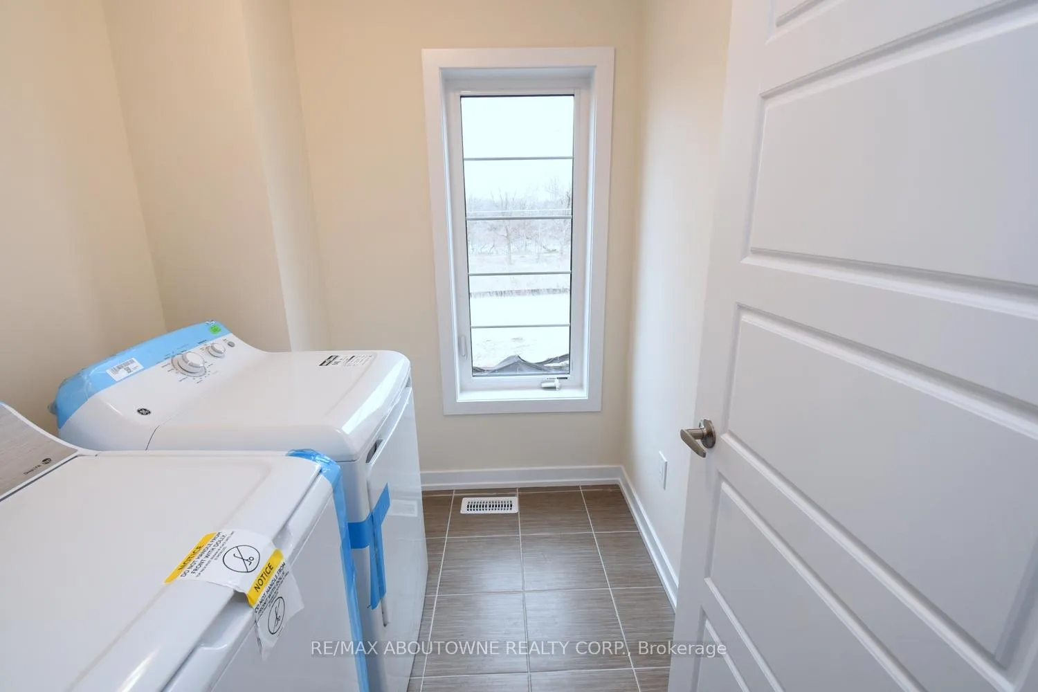 Photo 35 of 2 Sundin Drive, Haldimand — HOMEH