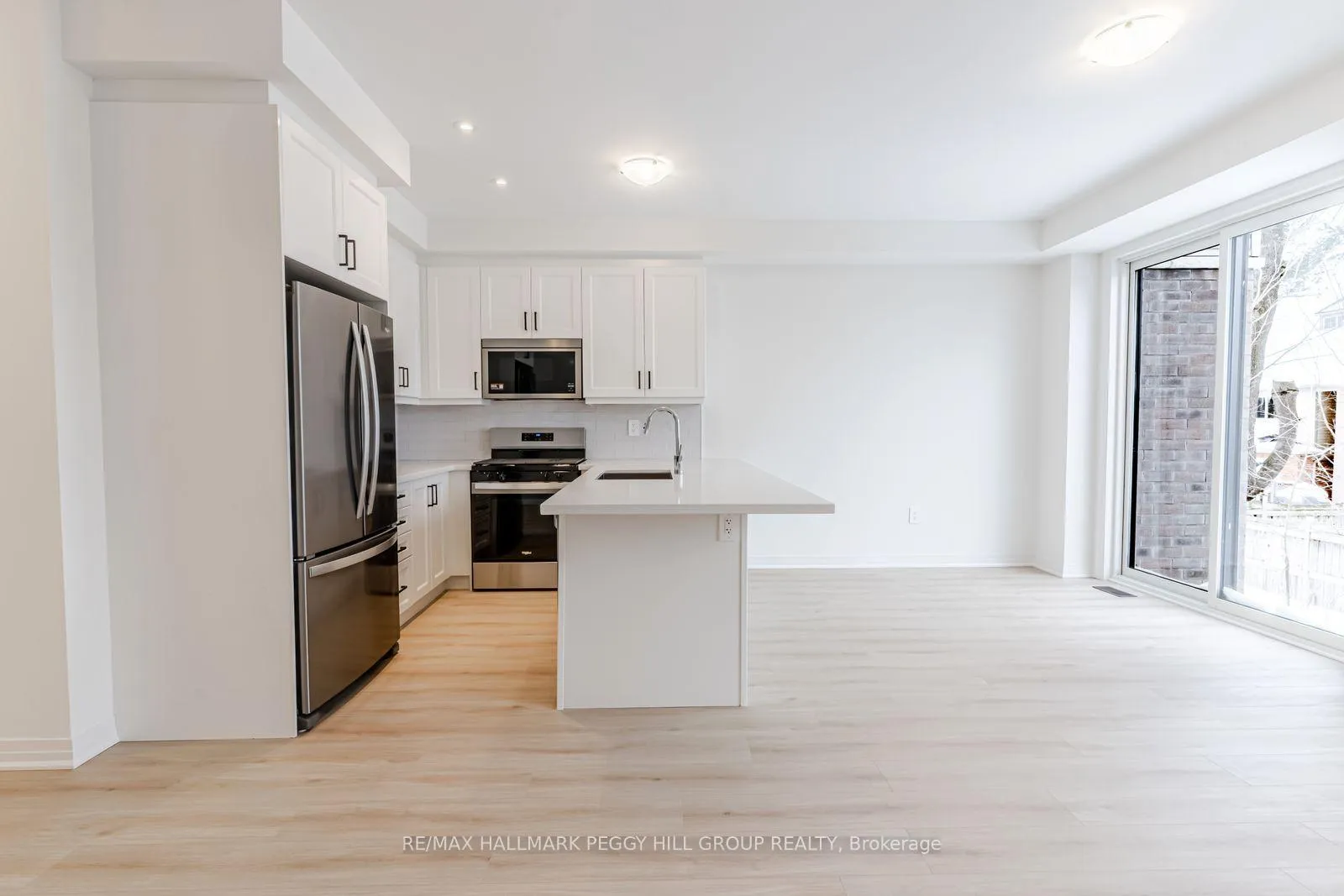 Photo 3 of 187 Durham Avenue, Barrie, Rural Barrie Southeast — HOMEH