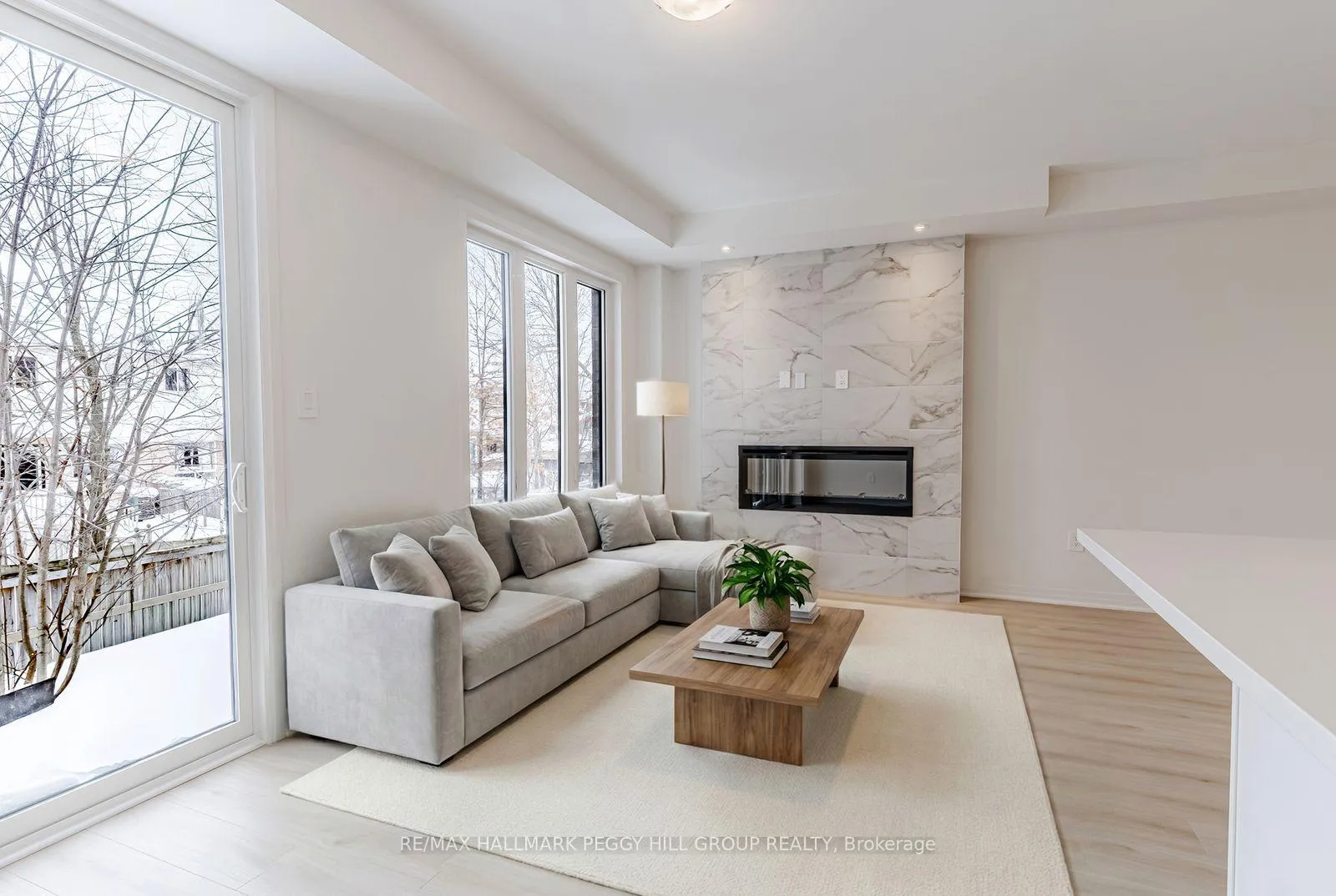 Photo 5 of 187 Durham Avenue, Barrie, Rural Barrie Southeast — HOMEH