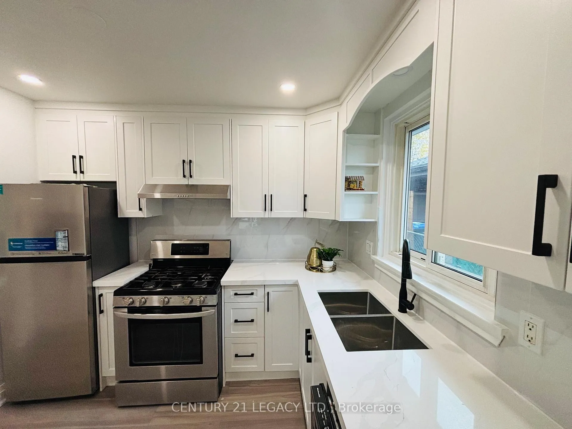 Photo 4 of 26 Epsom Downs Drive, Brampton, Southgate — HOMEH