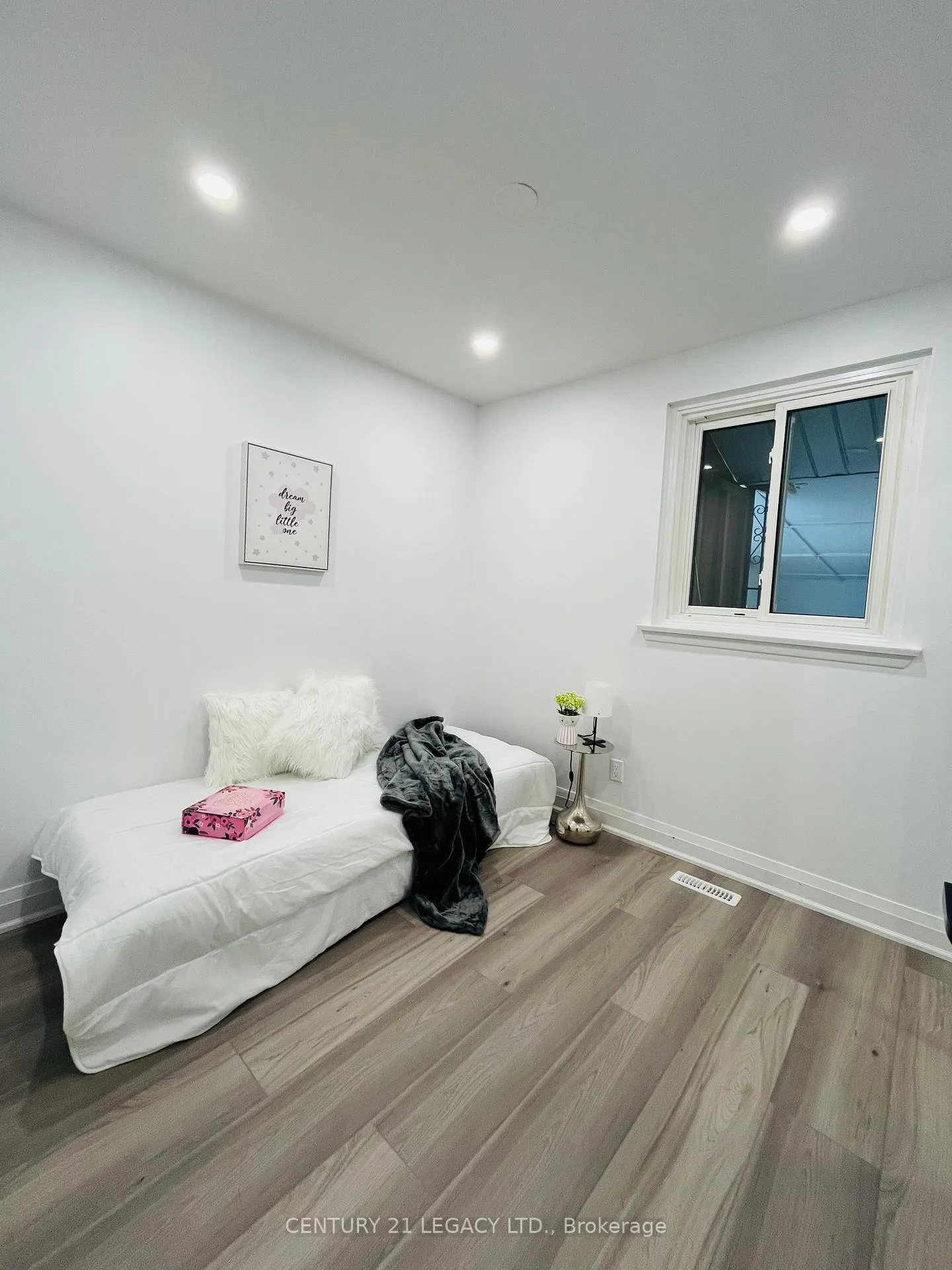 Photo 11 of 26 Epsom Downs Drive, Brampton, Southgate — HOMEH