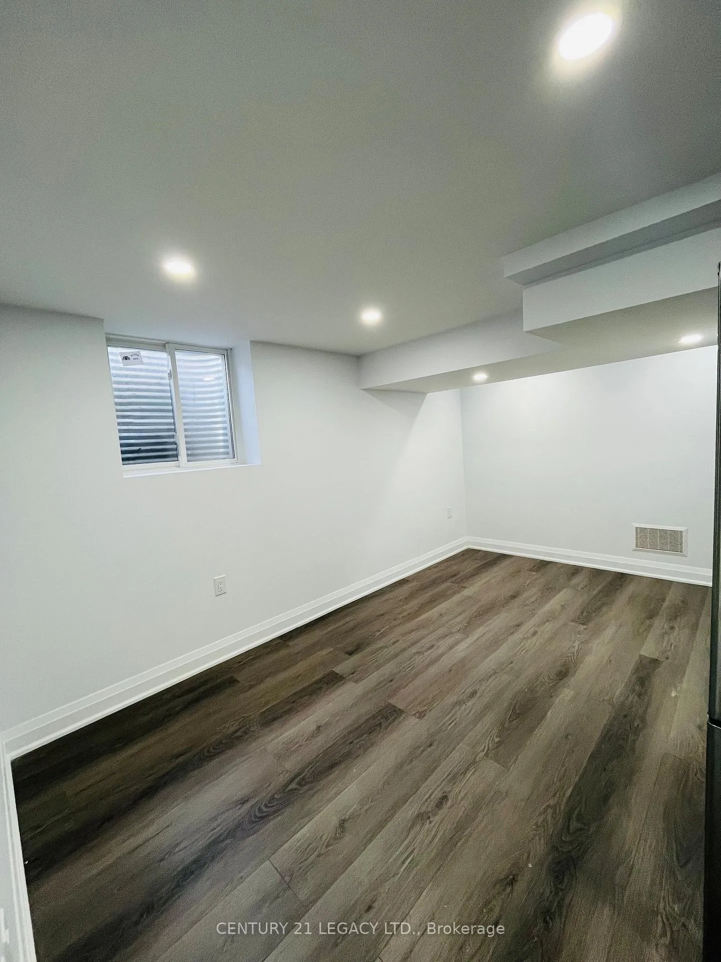 Photo 22 of 26 Epsom Downs Drive, Brampton, Southgate — HOMEH