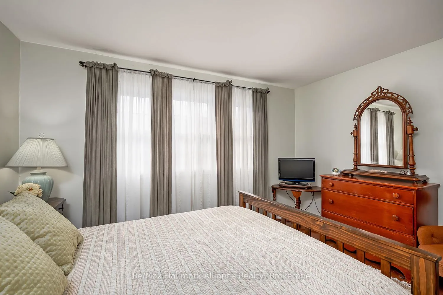 Photo 24 of 2305 Devon Road, Oakville, Ford — HOMEH