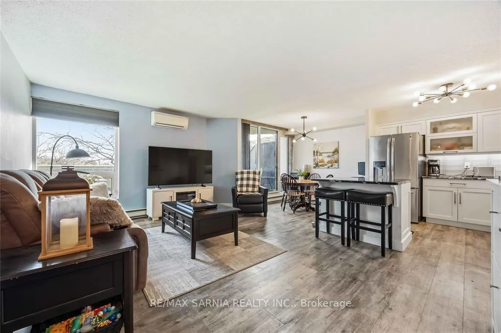 Photo 4 of Unit 209, 155 Front Street N, Sarnia — HOMEH