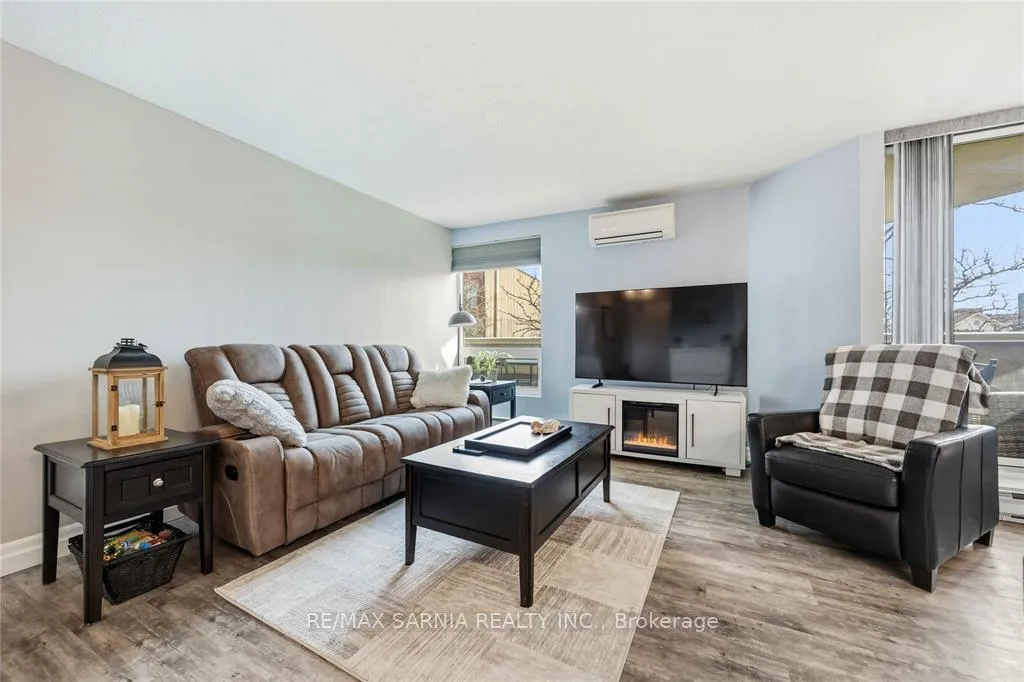 Photo 5 of Unit 209, 155 Front Street N, Sarnia — HOMEH