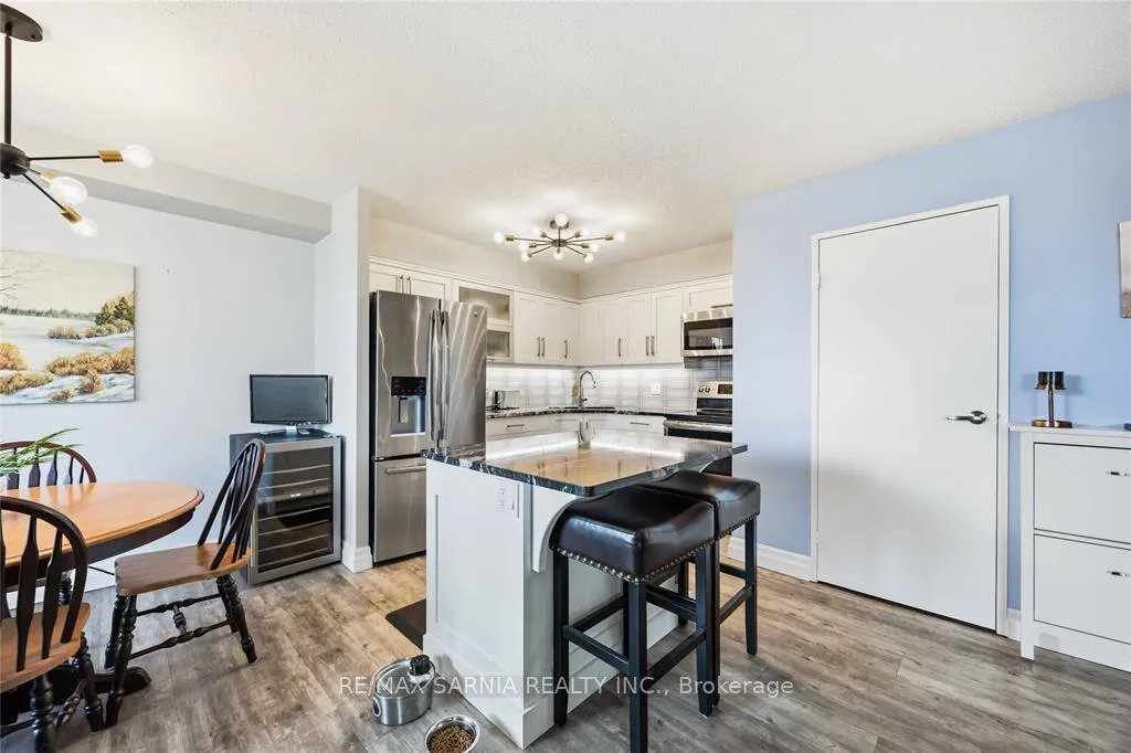 Photo 8 of Unit 209, 155 Front Street N, Sarnia — HOMEH