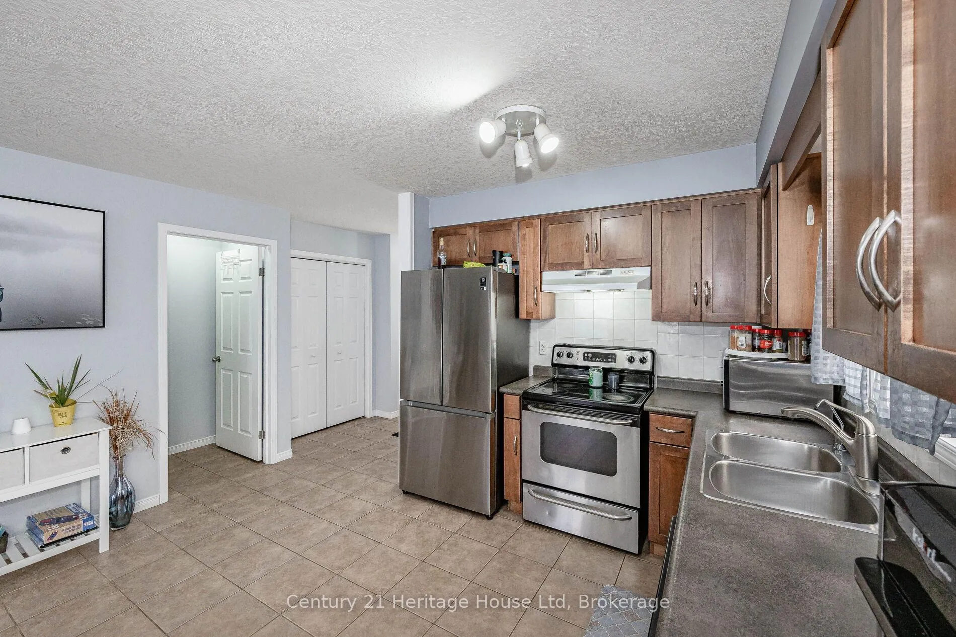 Photo 12 of 37 Hasler Crescent, Guelph, Pineridge/Westminster Woods — HOMEH