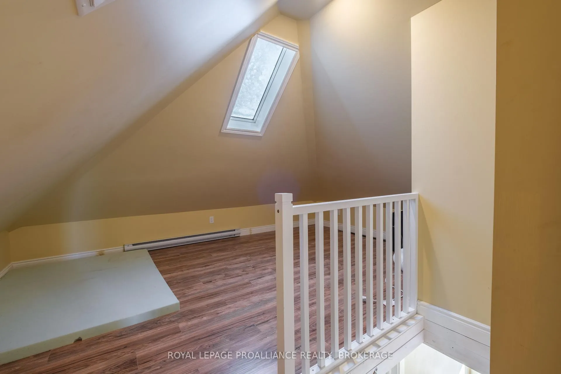 Photo 17 of 35 Hamilton Street, Kingston, East of Sir John A. Blvd — HOMEH